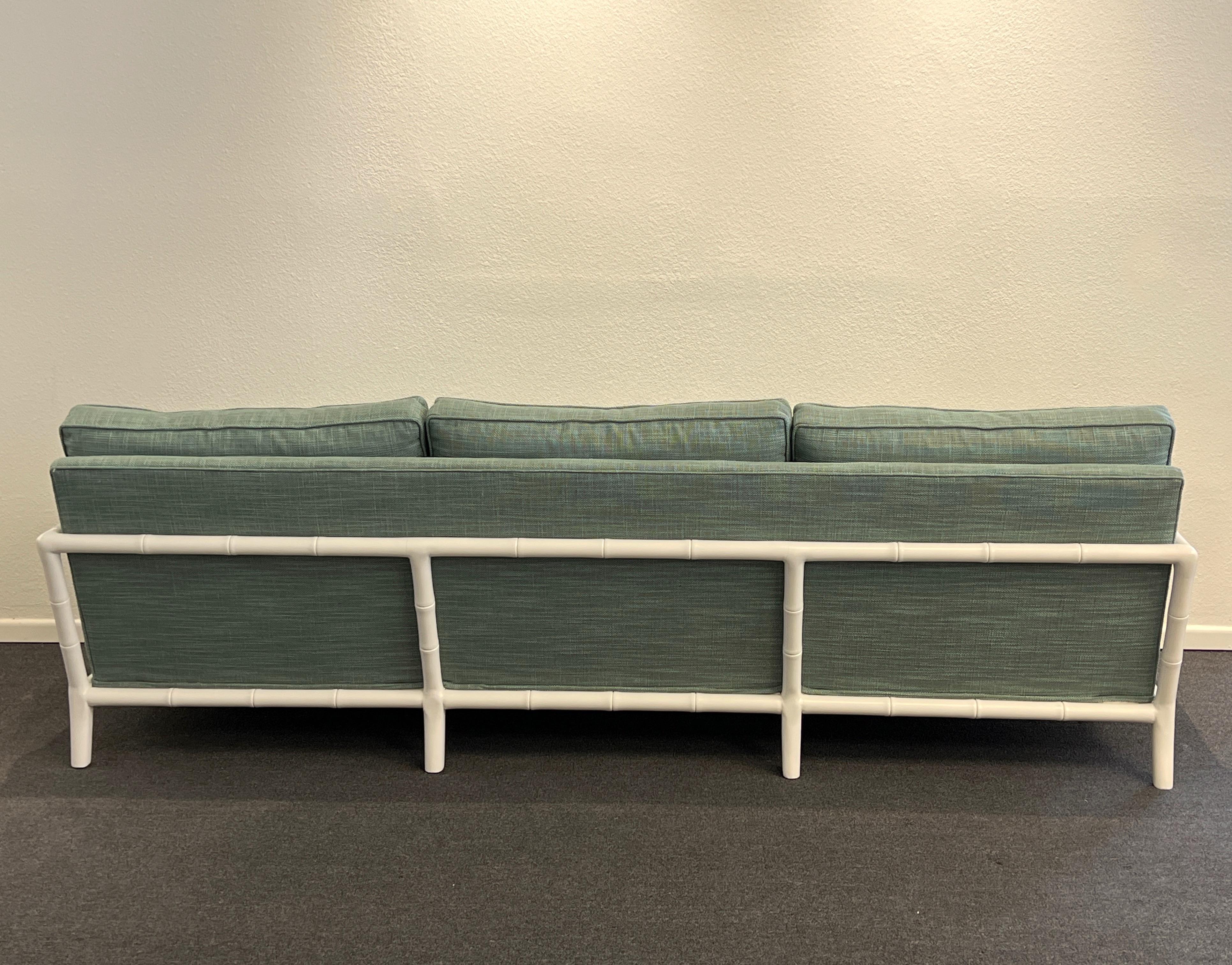 Weiß lackiertes Sofa aus Kunstbambus, Robsjohn Gibbings zugeschrieben (Lackiert) im Angebot