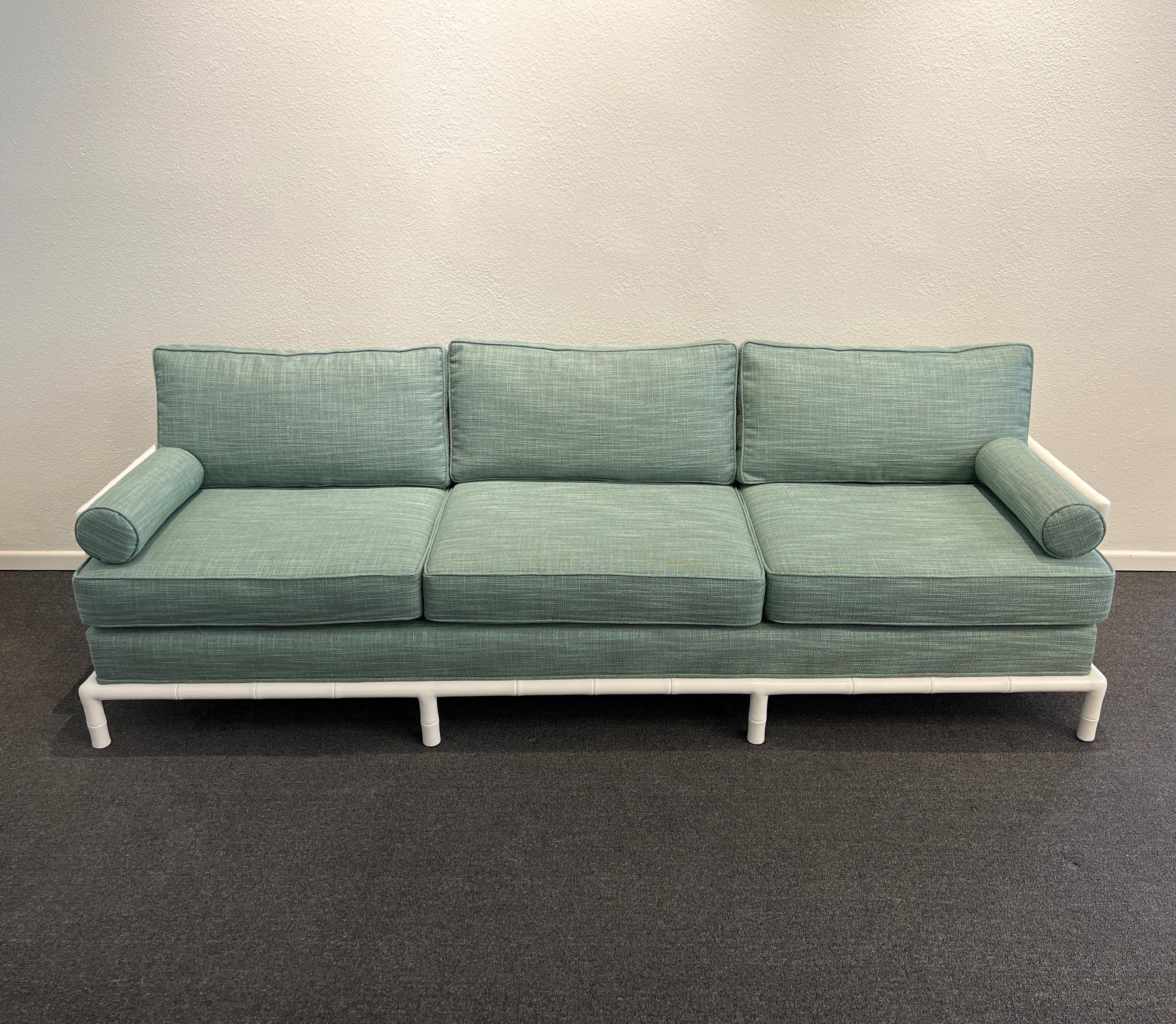 Weiß lackiertes Sofa aus Kunstbambus, Robsjohn Gibbings zugeschrieben (Mitte des 20. Jahrhunderts) im Angebot