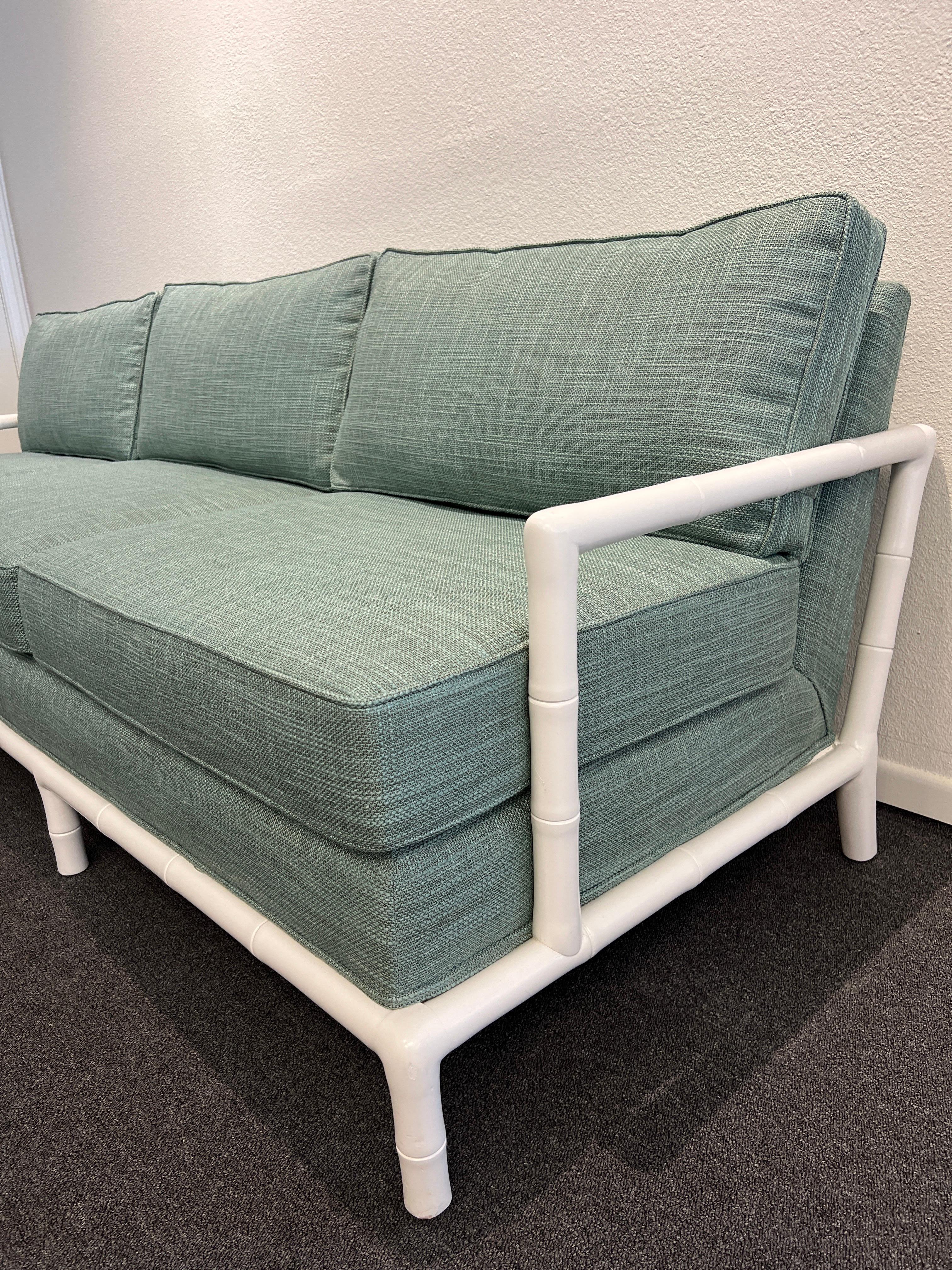 Weiß lackiertes Sofa aus Kunstbambus, Robsjohn Gibbings zugeschrieben (Stoff) im Angebot