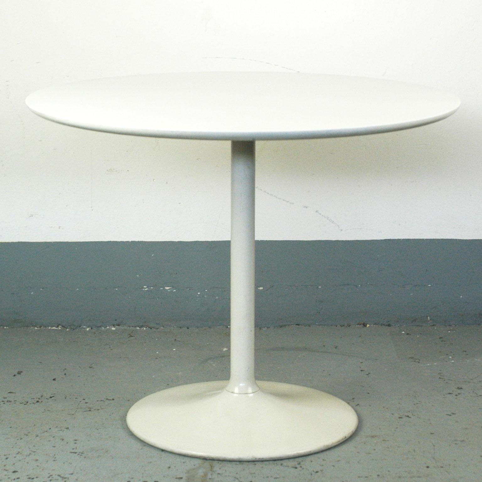 Charming white lacquered circular coffee table with metal tulip base and wooden top in very good vintage condition and manufacturers label on the underside. The German company opal is well-known for their stylish small furniture’s like coffee tables