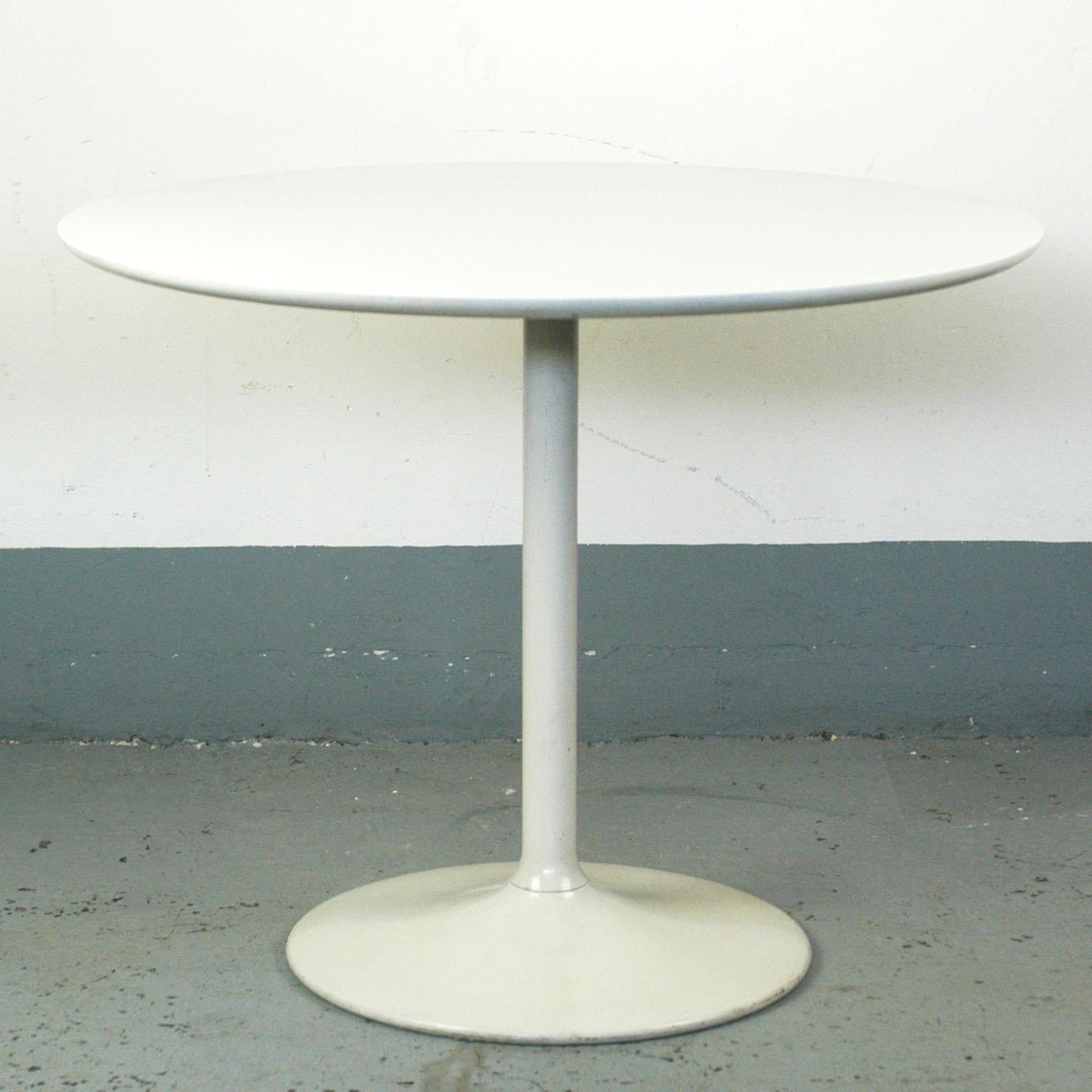 Charmante table basse circulaire laquée blanche avec base tulipe en métal et plateau en bois en très bon état vintage et étiquette du fabricant sur le dessous. La société allemande Opal est réputée pour ses petits meubles élégants, comme les tables