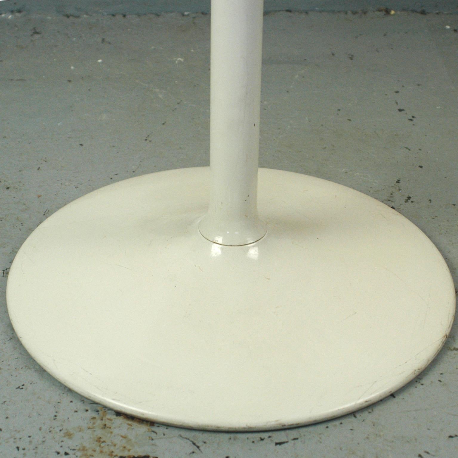 Space Age White Lacquered German 1960s Tulip Coffee Table by Opal For Sale