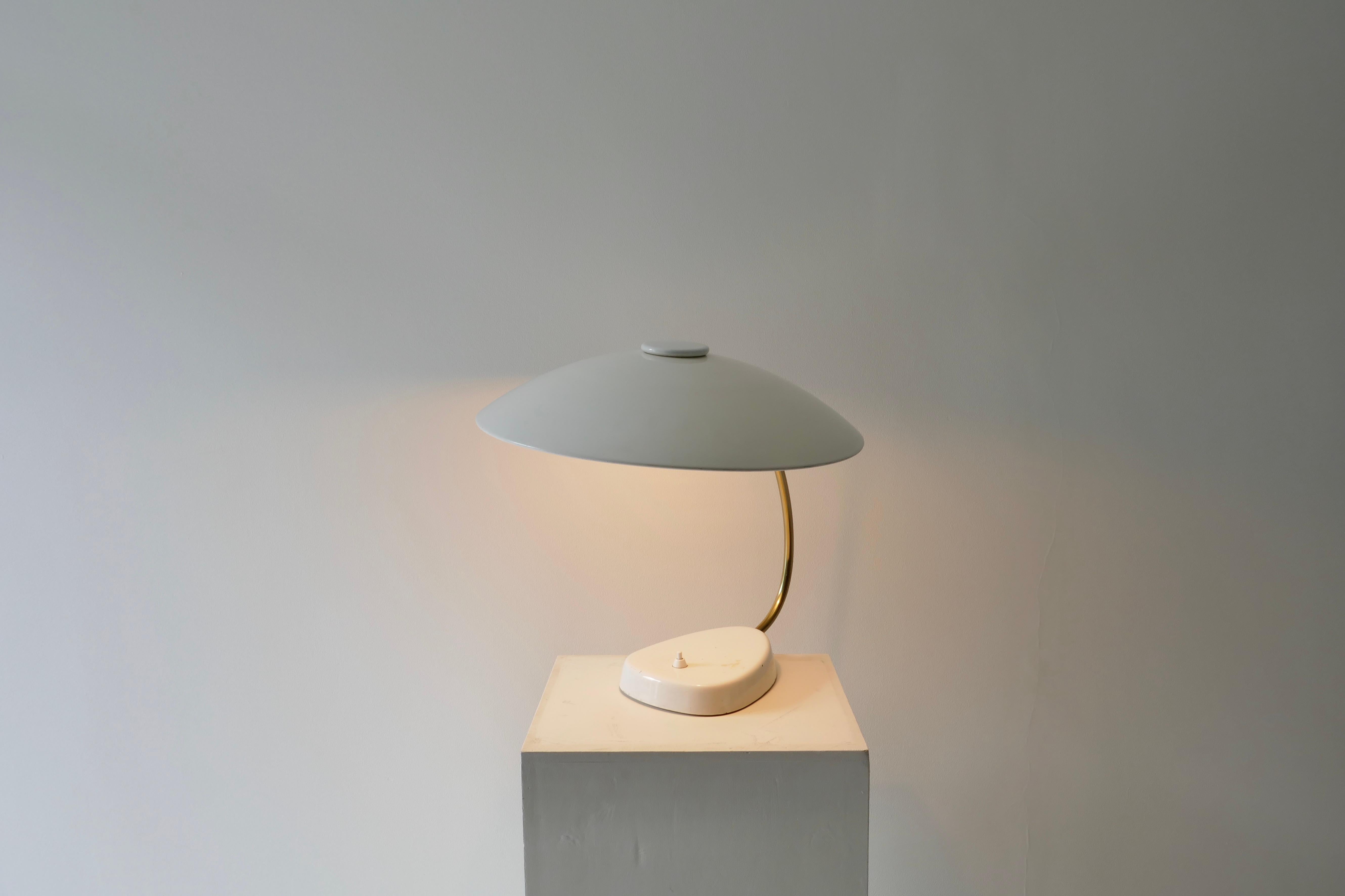 Mid-Century Modern White Lacquered Metal and Brass Table Lamp, Germany, 1960s For Sale