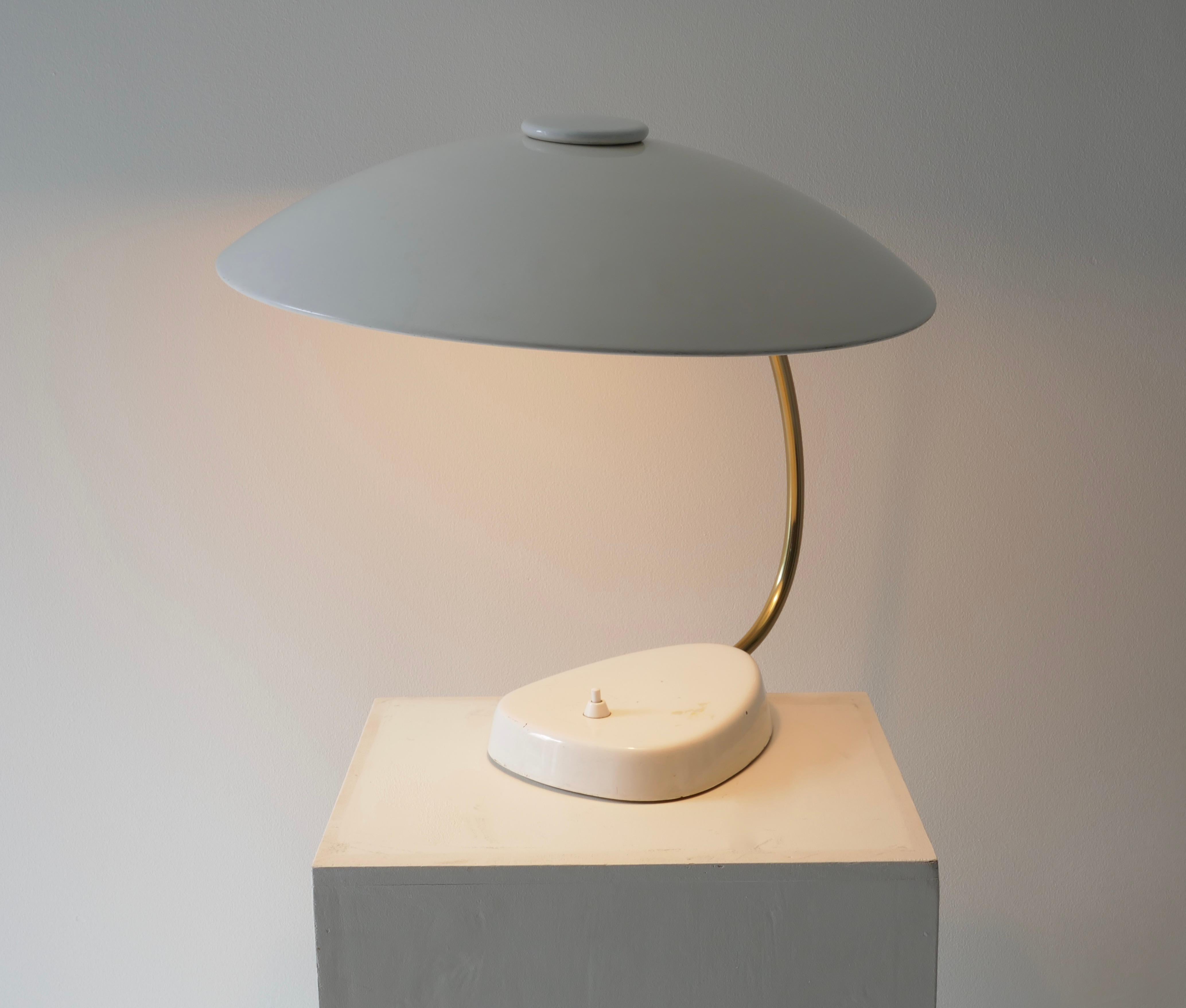 Allemand Lampe de bureau en métal laqué blanc et laiton, Allemagne, années 1960 en vente