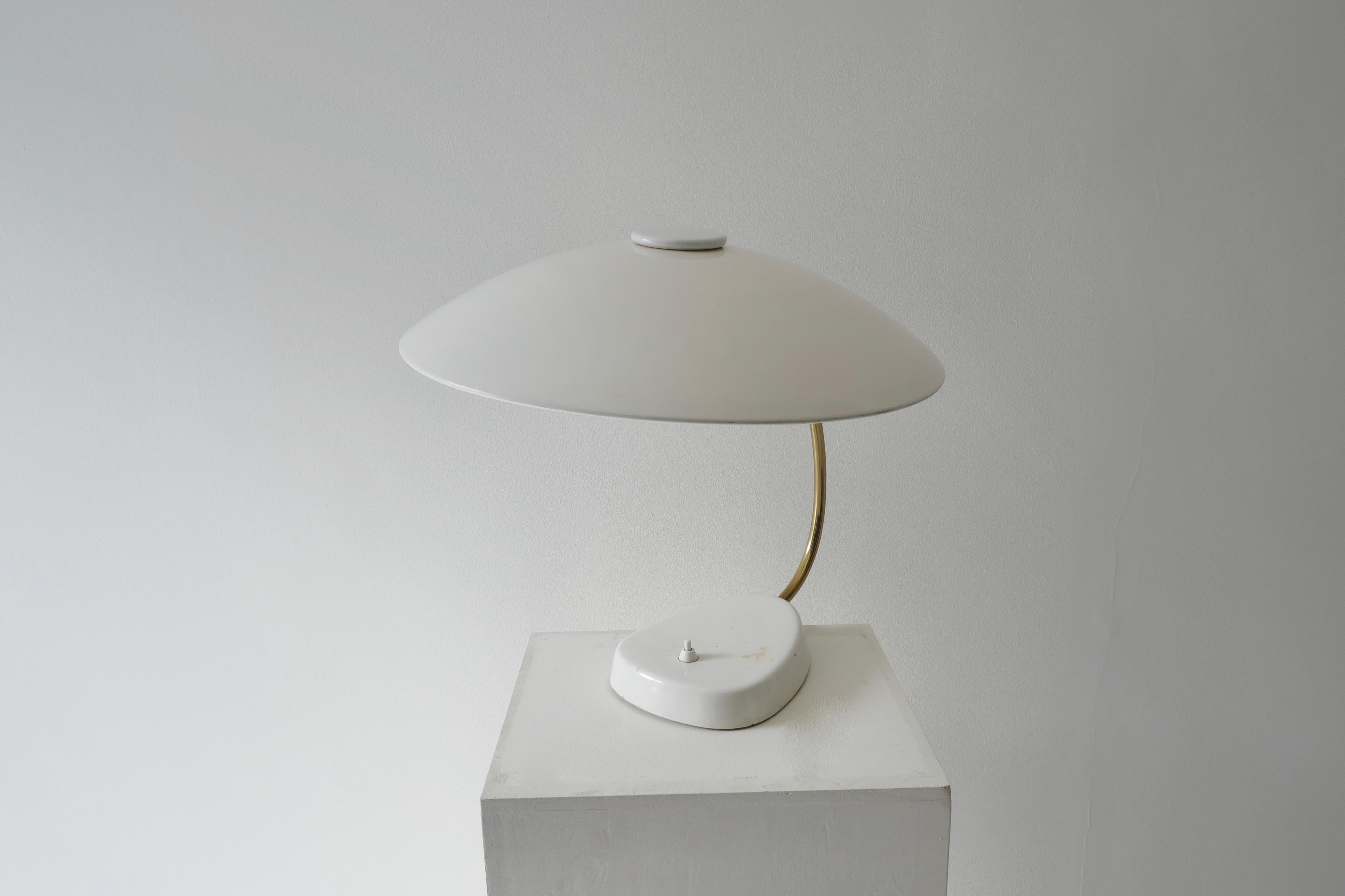 Milieu du XXe siècle Lampe de bureau en métal laqué blanc et laiton, Allemagne, années 1960 en vente