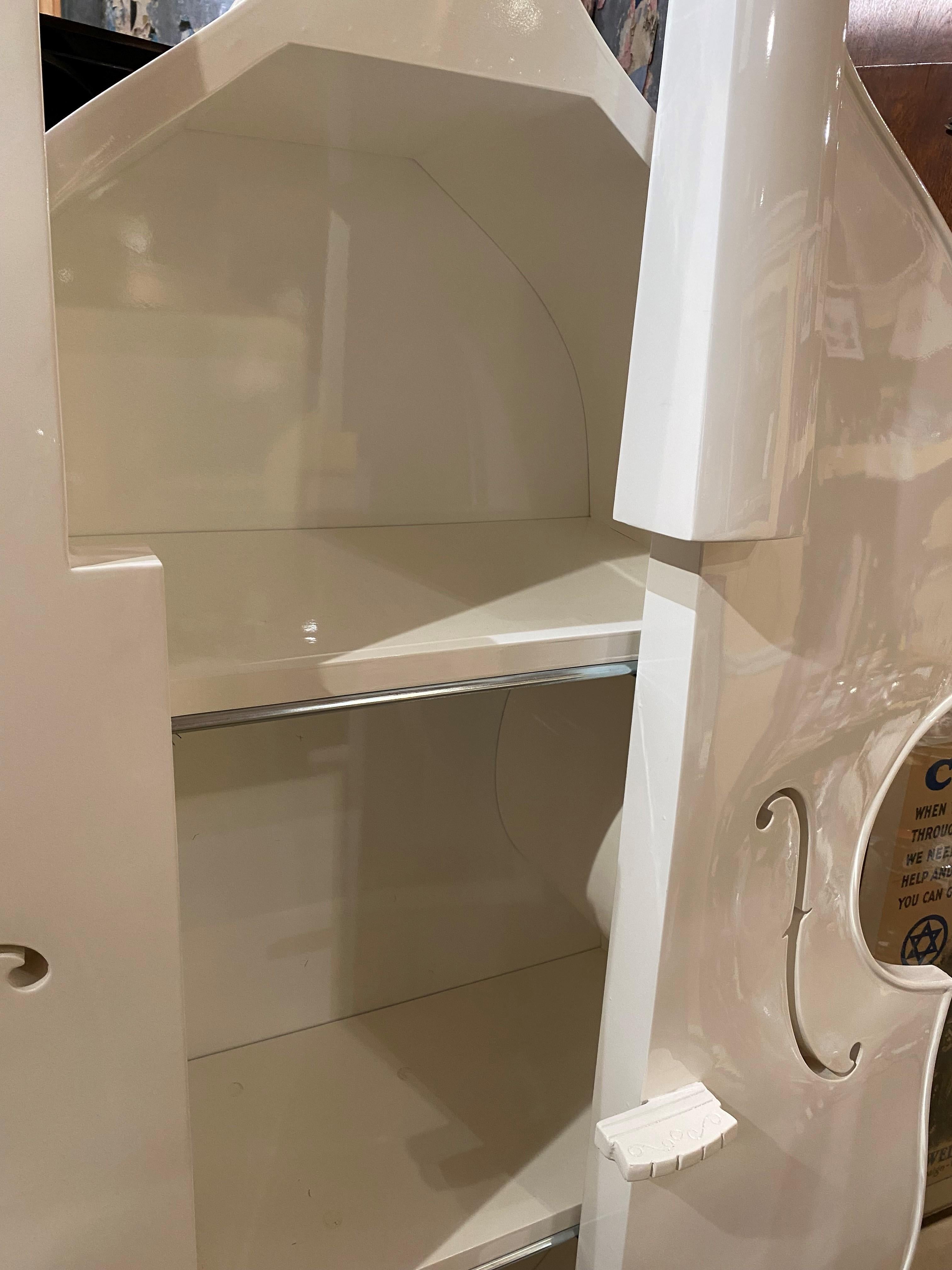 Weiß lackierter moderner doppelreihiger Schrank oder Bücherregal in Cello-Form, weiß lackiert (Lackiert) im Angebot