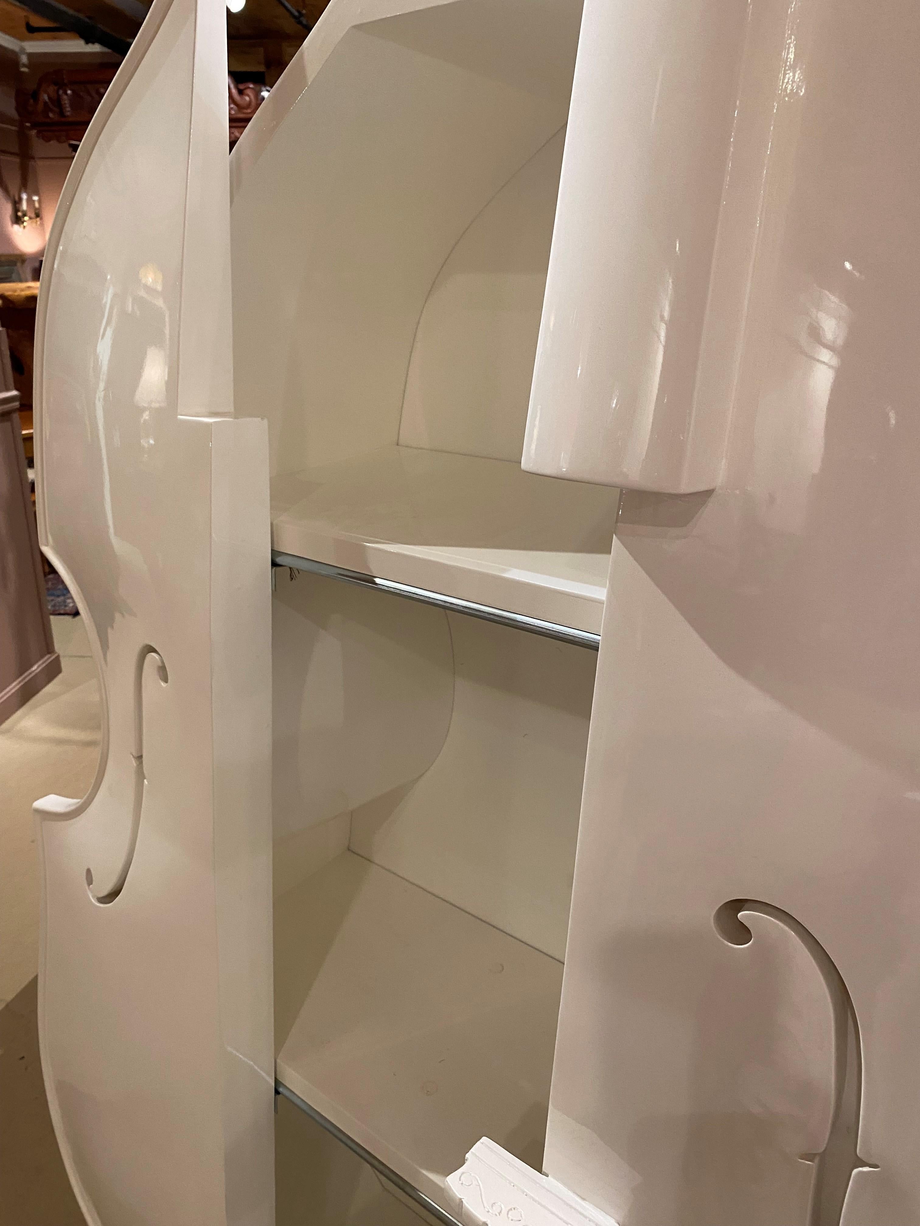 Weiß lackierter moderner doppelreihiger Schrank oder Bücherregal in Cello-Form, weiß lackiert im Zustand „Gut“ im Angebot in Milford, NH
