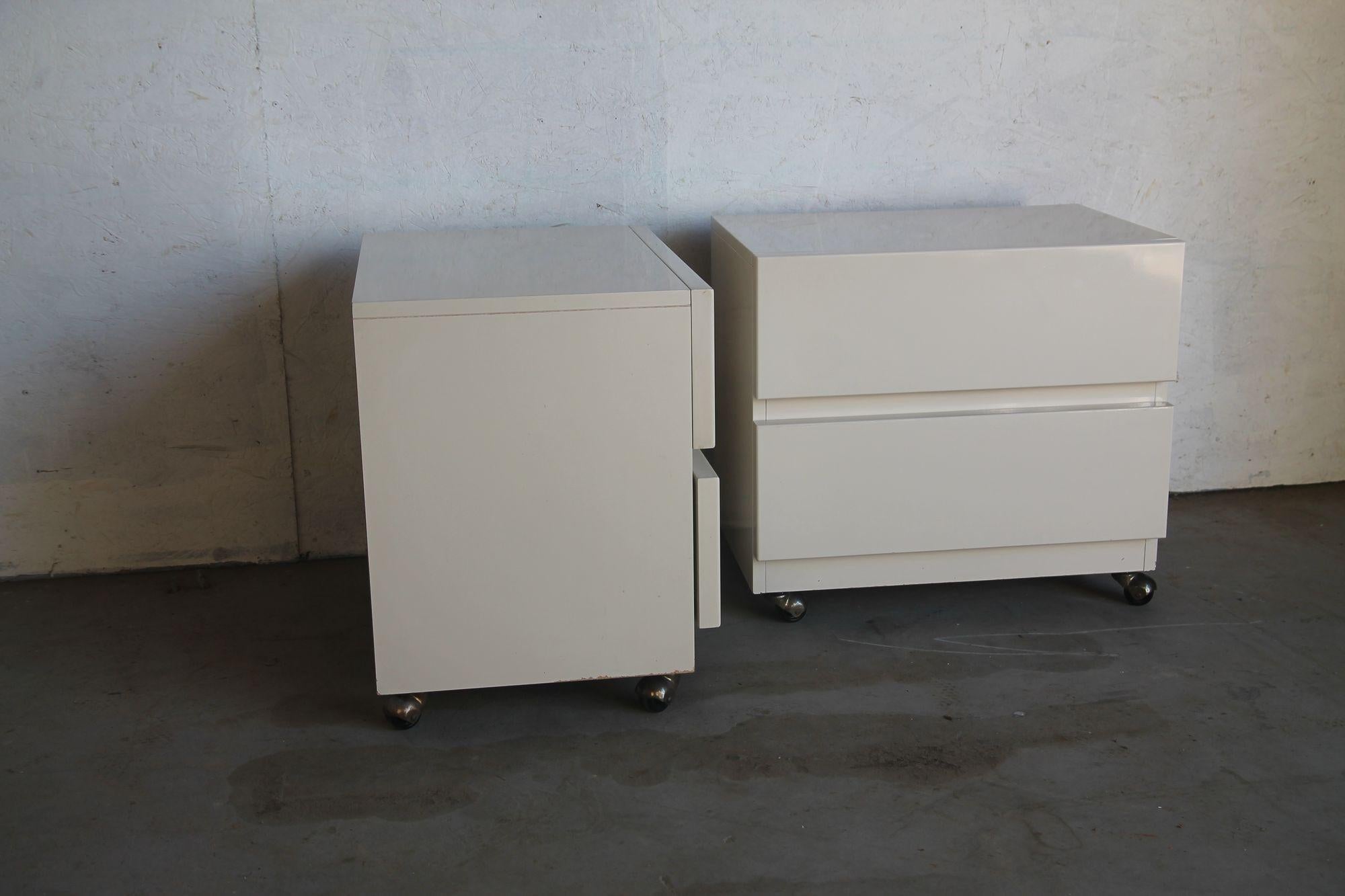 Mid-Century Modern White Lacquered Nightstands Attributed to Milo Baughman For Sale