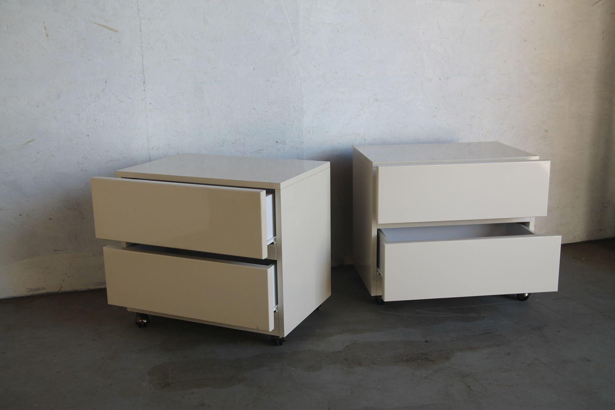Late 20th Century White Lacquered Nightstands Attributed to Milo Baughman For Sale