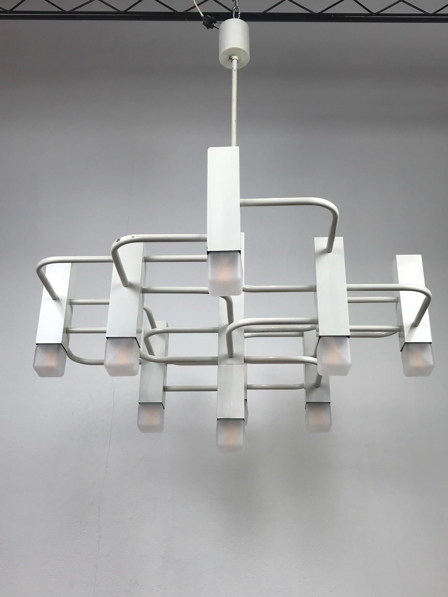 Lampadario geometrico SA Boulanger laccato bianco disegnato da Gaetano Sciolari negli anni Settanta.

Una lampada o un lampadario Sciolari Boulanger cubico o geometrico di grandi dimensioni, di buona qualità e di grande effetto, che si adatta