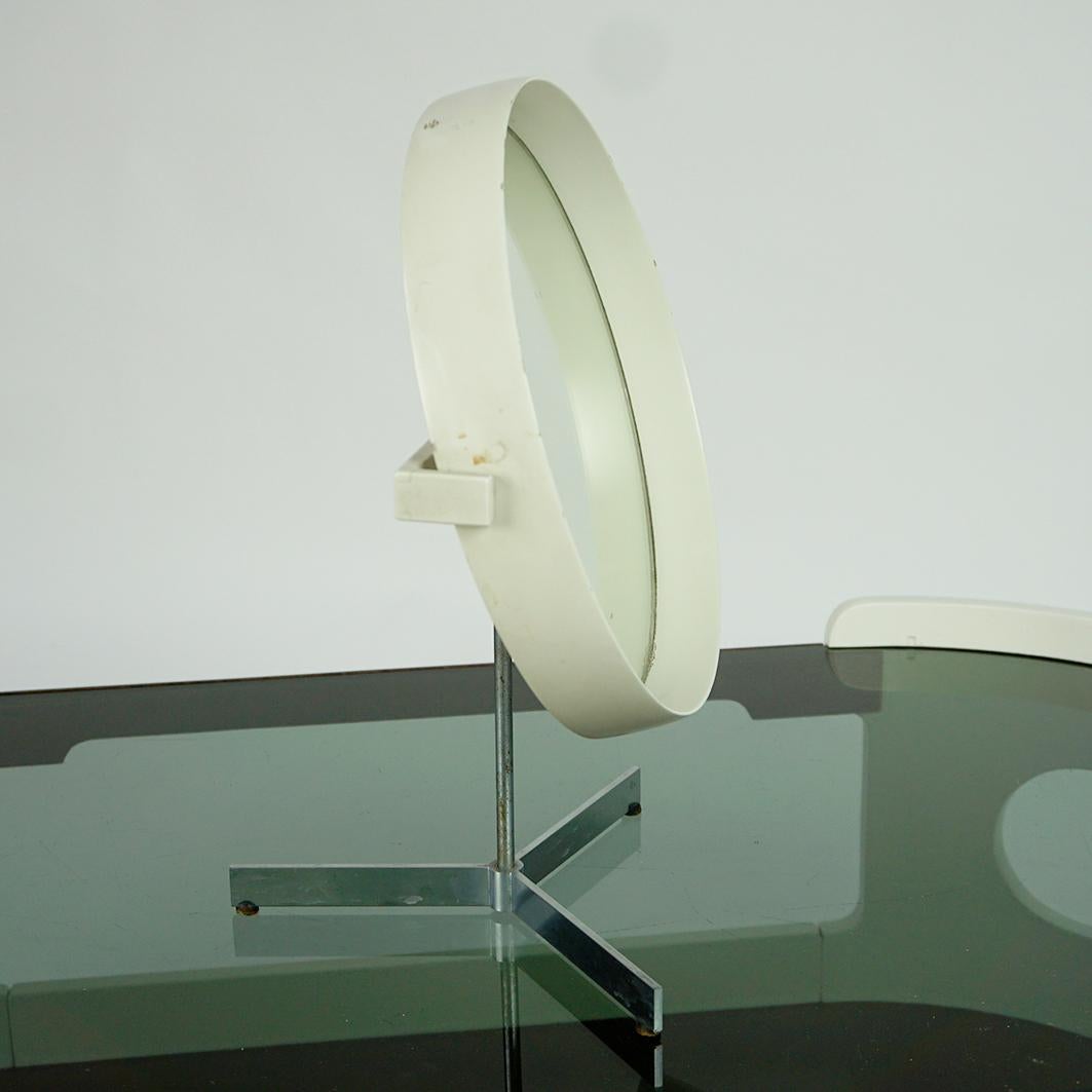 Erstaunlicher Tischspiegel in weiß lackierter Ausführung, entworfen von Uno & Östen Kristiansson für LUXUS Vittsjö Schweden in den 1960er Jahren.
Er verfügt über einen dreibeinigen Stahlfuß mit drehbarem Spiegel.
Insgesamt in sehr gutem