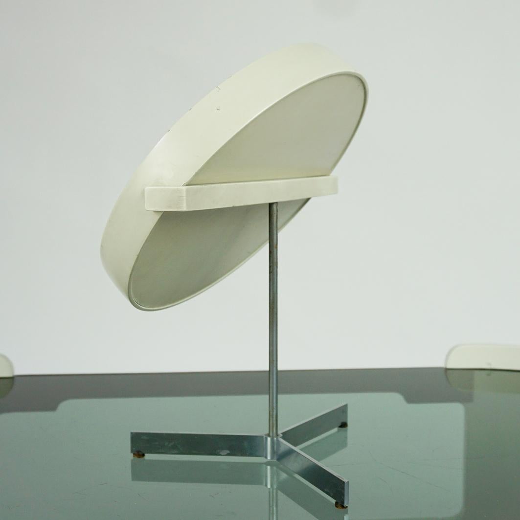 Milieu du XXe siècle Miroir de table scandinave laqué blanc par U. & Ö. Kristiansson pour Luxus en vente