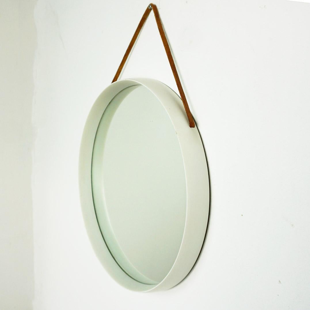 This charming circular Wall mirror in white lacquered wood was designed in Sweden in the 1960s in the same manner and style as the works by Uno & Östen Kristiansson for LUXUS Vittsjö, but it is not signed.
It features a white lacquered wooden frame