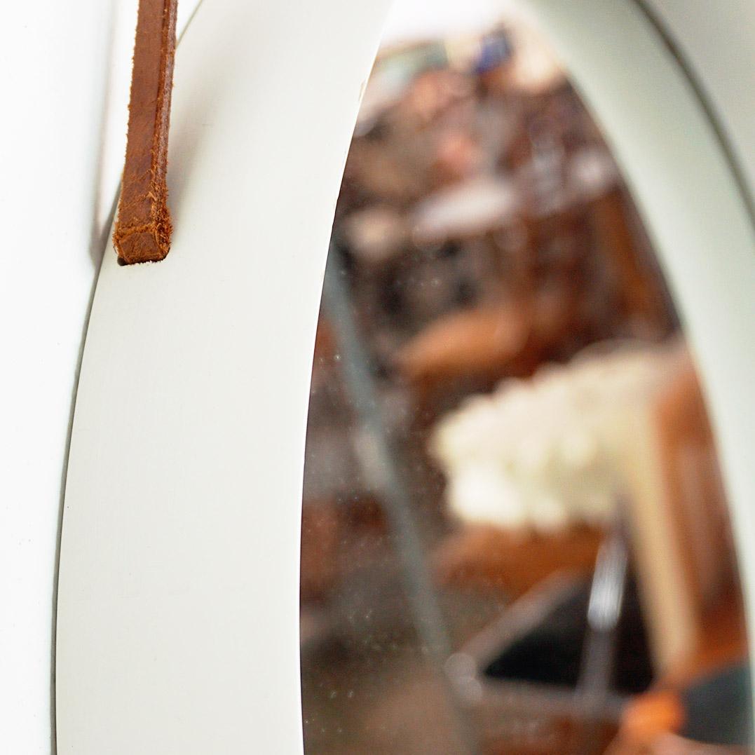 Laqué Miroir mural scandinave laqué blanc attr. Luxus Vittsjö Suède en vente