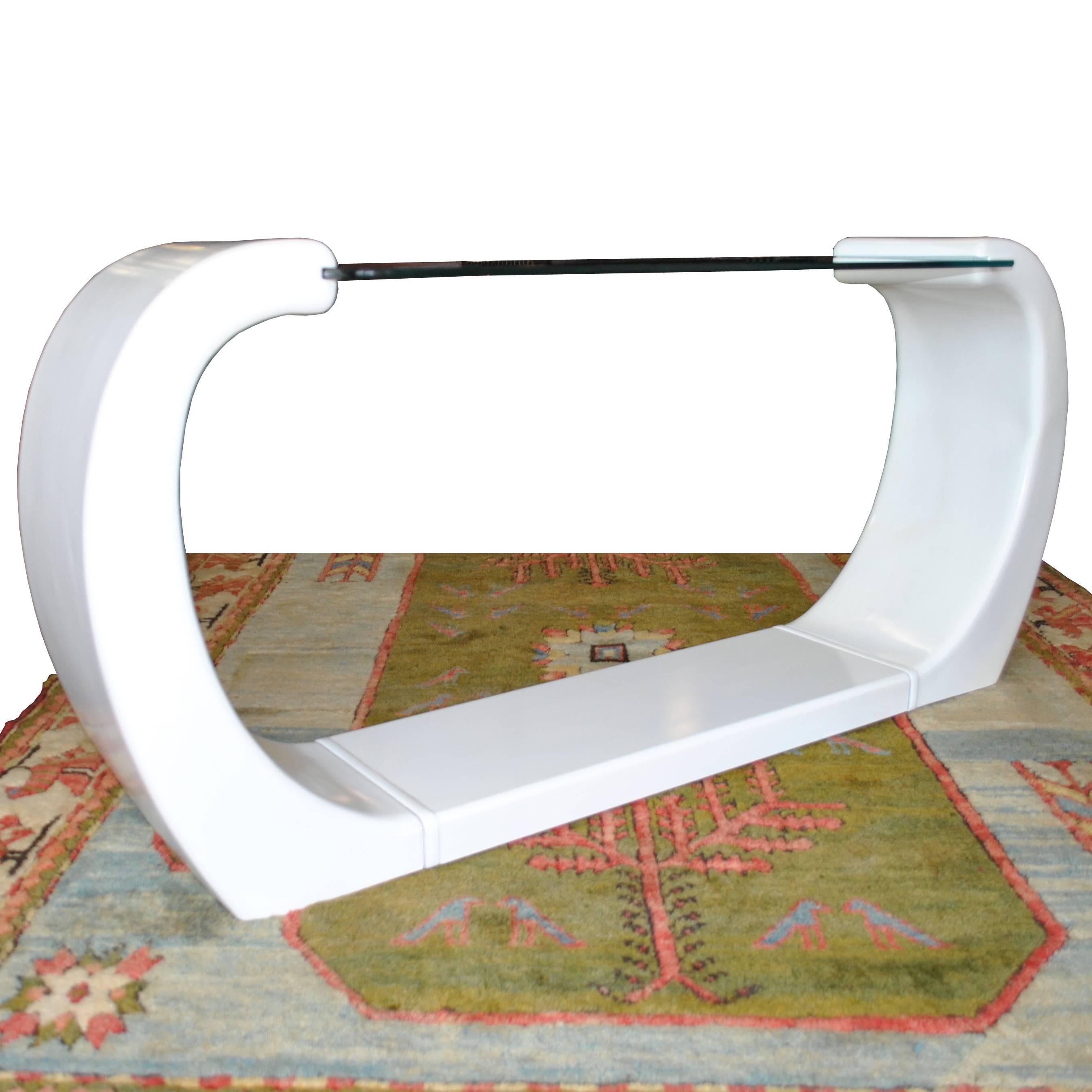Mid-Century Modern Table console laquée blanche avec plateau en verre à volutes en vente