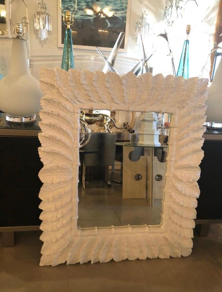 Precioso espejo de pared vintage sobredimensionado de imitación de bambú y hojas de palmera tropical. Recién lacado en blanco brillo. Pareja disponible. El espejo a juego se vende por separado. 