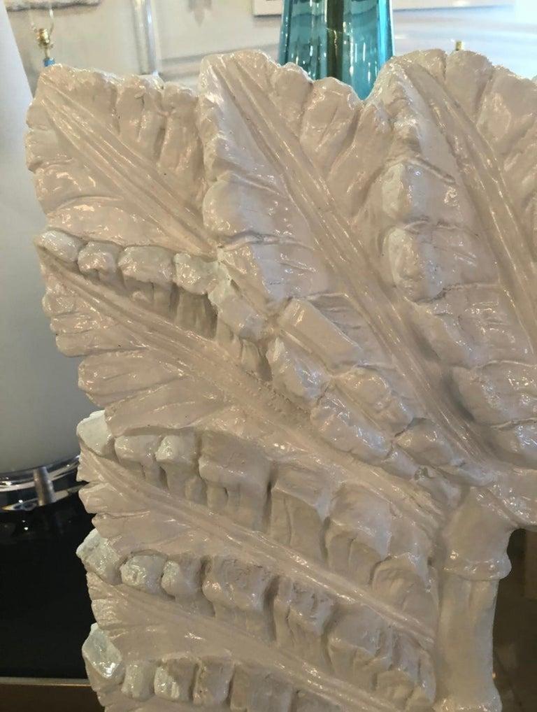 Espejo de Pared de Hoja de Palmera Tropical Lacado en Blanco Pareja de Bambú de Imitación Disponible Estadounidense en venta