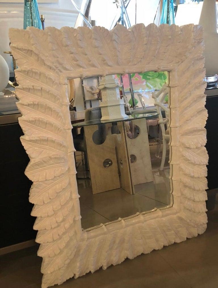 Espejo de Pared de Hoja de Palmera Tropical Lacado en Blanco Pareja de Bambú de Imitación Disponible en venta 1