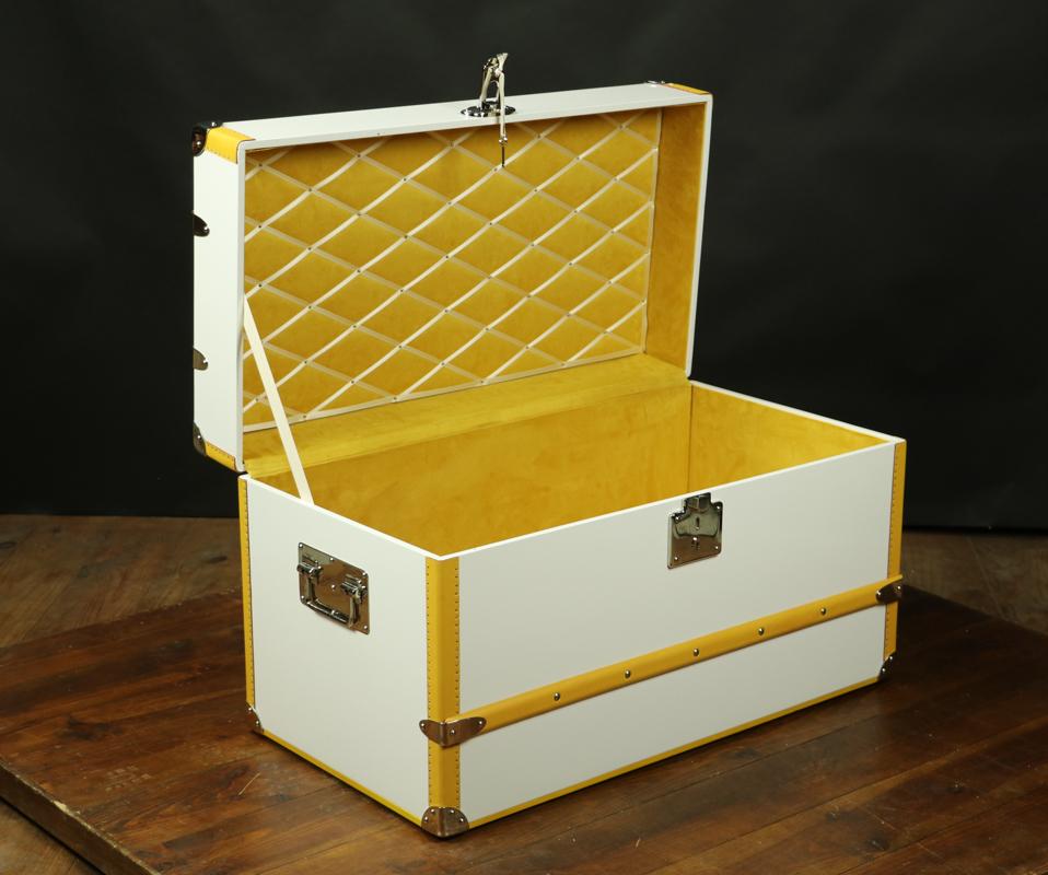White lacquered trunk and sheathed slats
Leather from Haas Tannery Alsace
Palladium jewelry
Beech slats, leather-wrapped
Cushioned suede interior
This trunk is a unique piece.
 