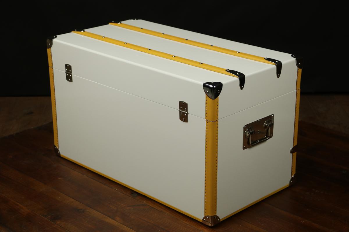 White Lacquered Trunk In New Condition For Sale In Haguenau, FR