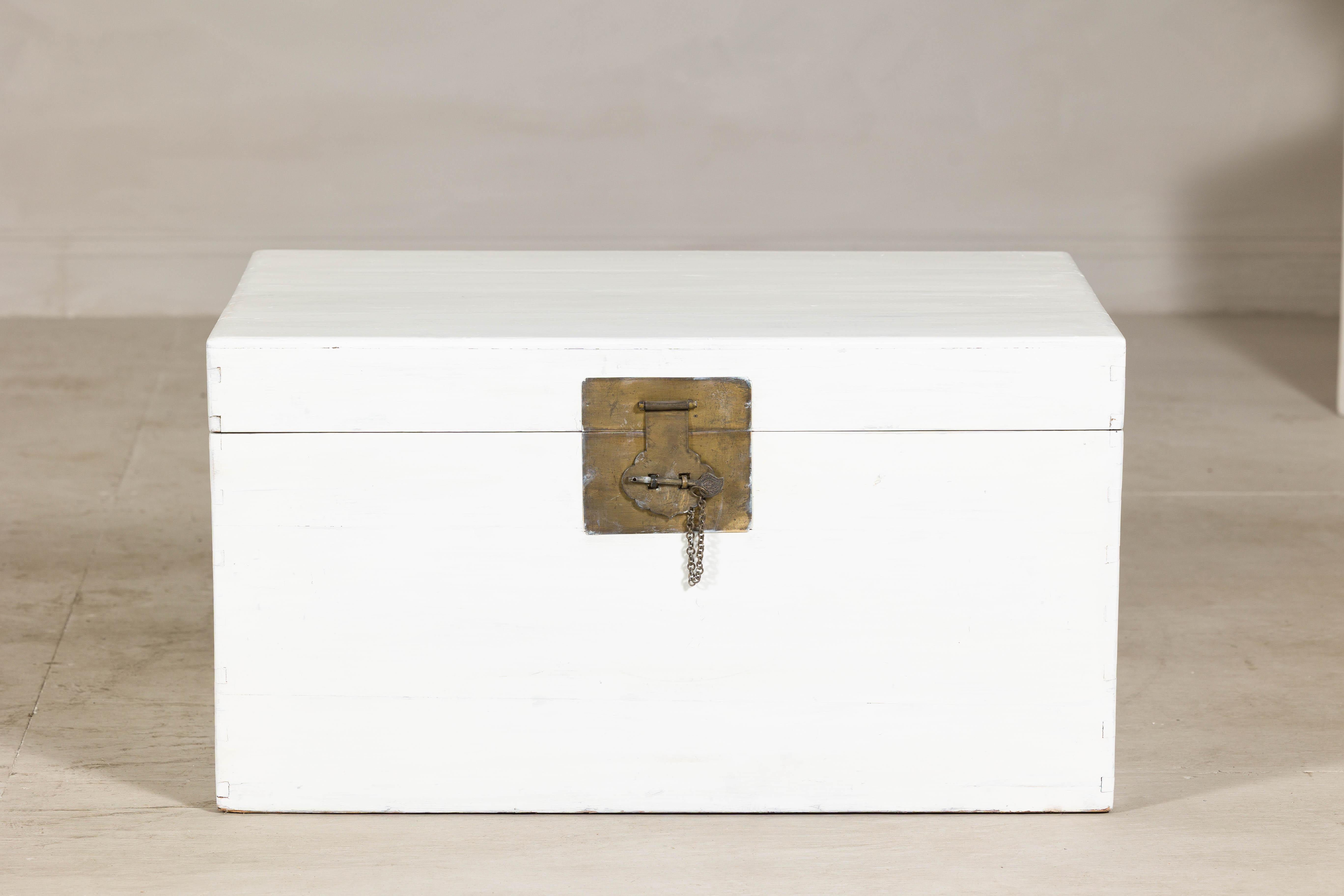 Malle laquée blanche avec quincaillerie en laiton, coffre de rangement vintage en vente 4