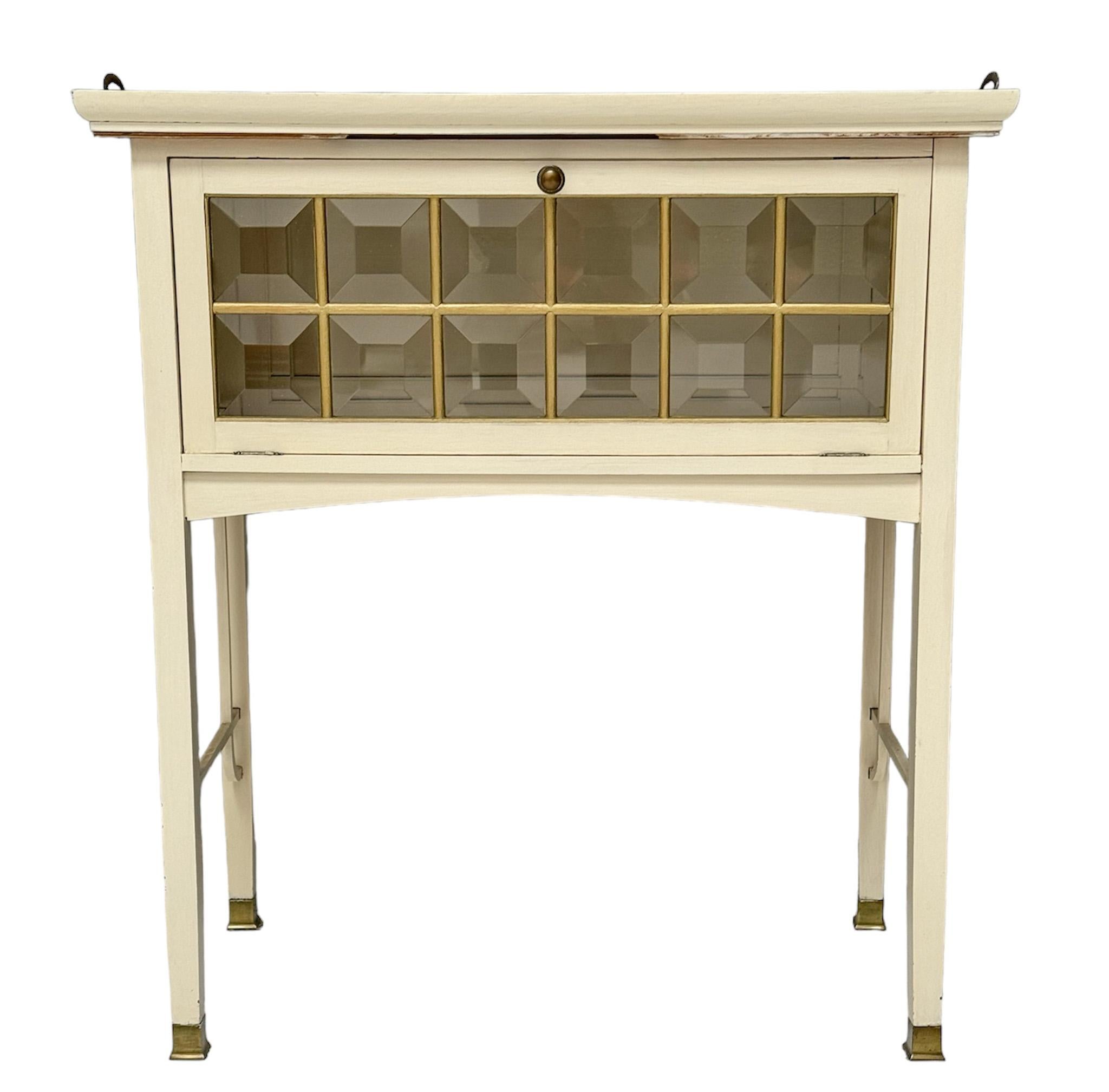 Impresionante y elegante mueble de servicio de la Secesión vienesa.
Llamativo diseño austriaco de la década de 1900.
Estructura de haya lacada en blanco sobre zócalos de latón.
Cristal biselado original de latón en la parte delantera y en ambos