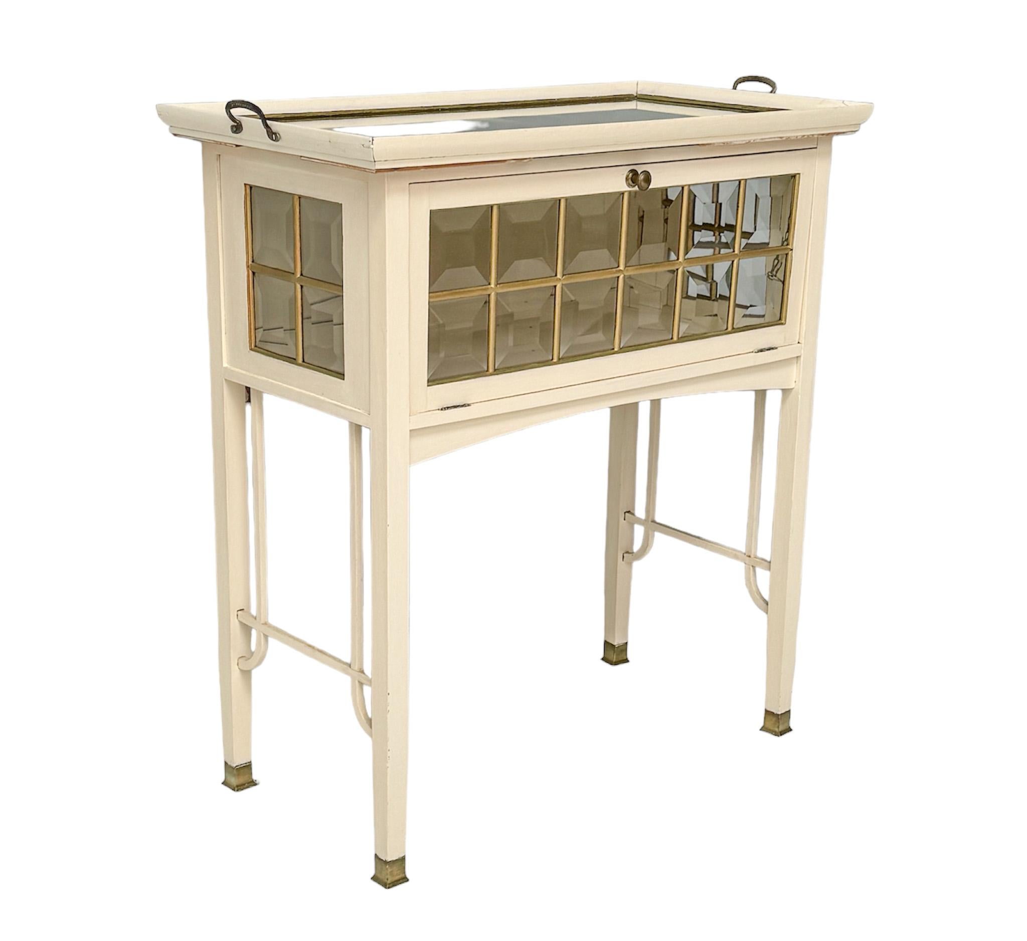 Vitrina de la Secesión de Viena lacada en blanco, 1900 Lacado en venta