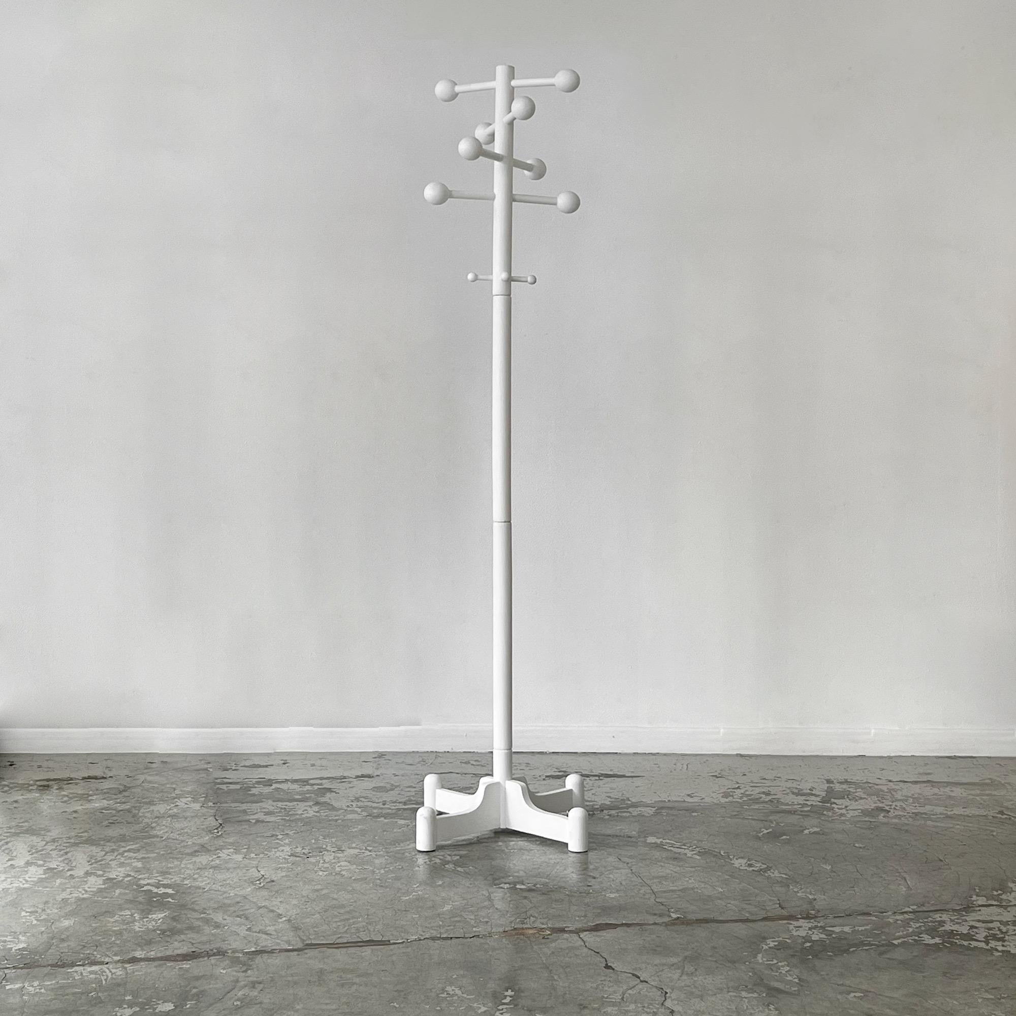 This coat rack was designed in the 1980s. Its designer is unknown. It takes its inspiration from the Atomic Age of the '50s, when the atomic weapon was created. During this period, mankind was fascinated by nuclear power. Architecture, design,