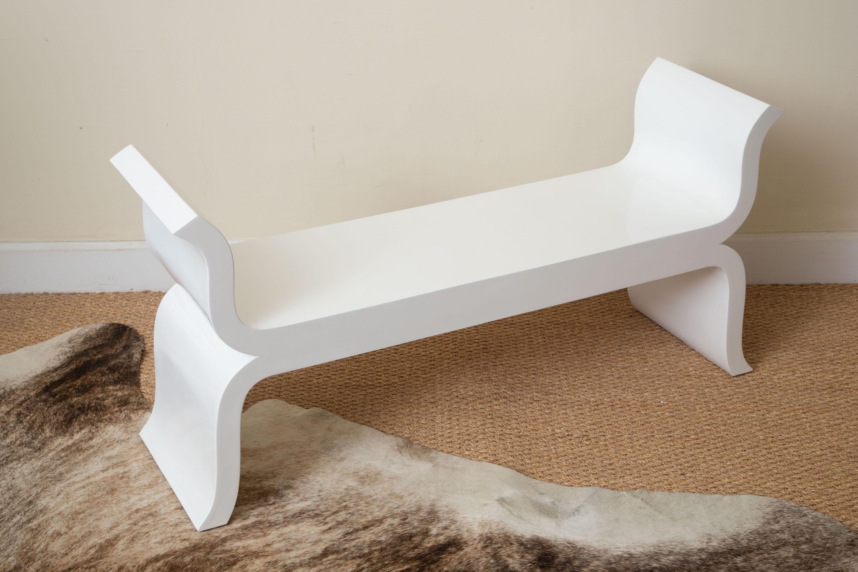 Cette élégante et chic banquette restaurée en laque blanche sur bois présente de belles courbes. Il n'a pas de coussin rembourré et n'en a pas besoin. Il est confortablement installé tel quel. On peut toujours ajouter un coussin ou une pièce