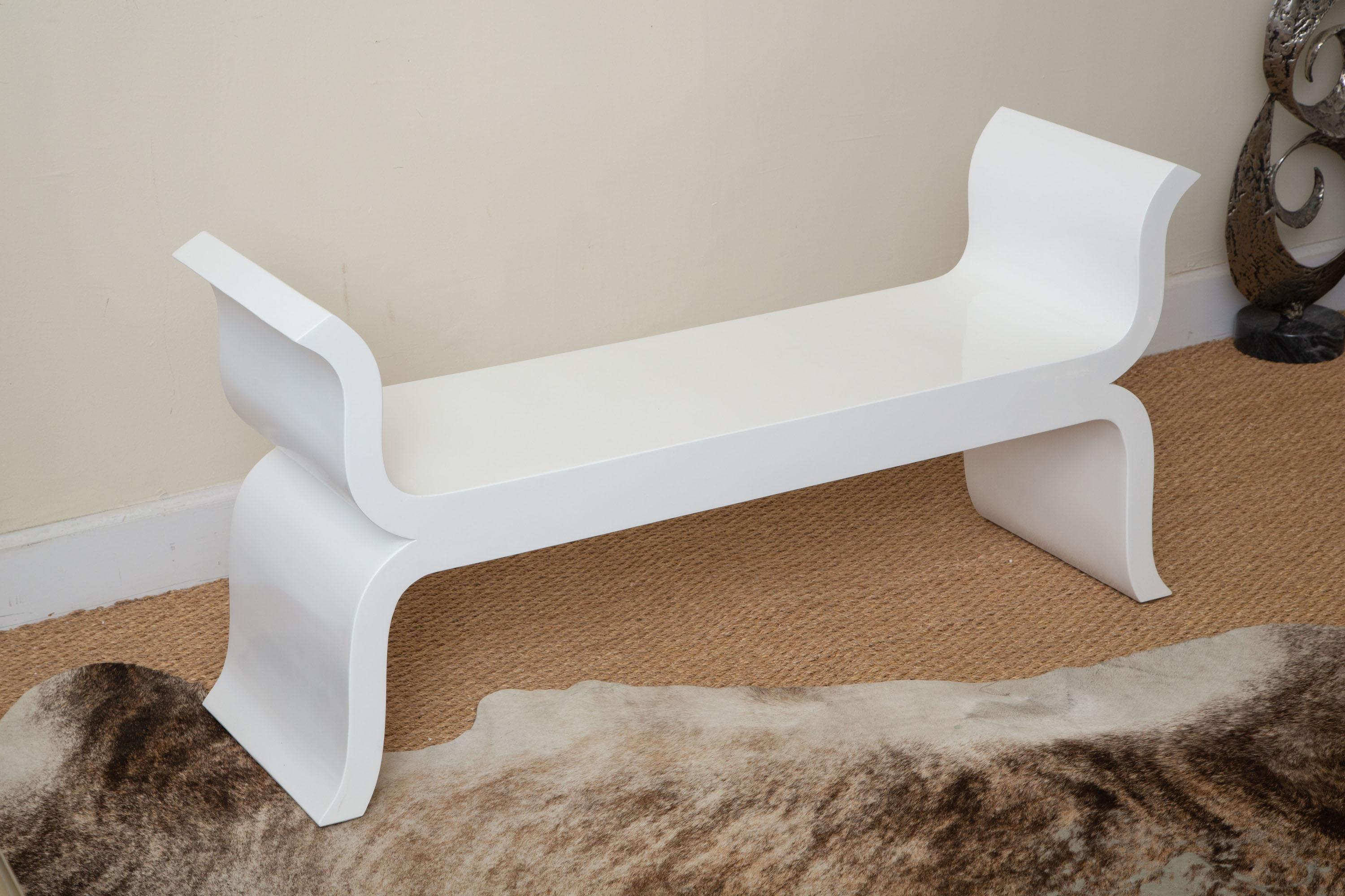 Moderne Banc courbé à volutes en laque blanche sur Wood 90's en vente
