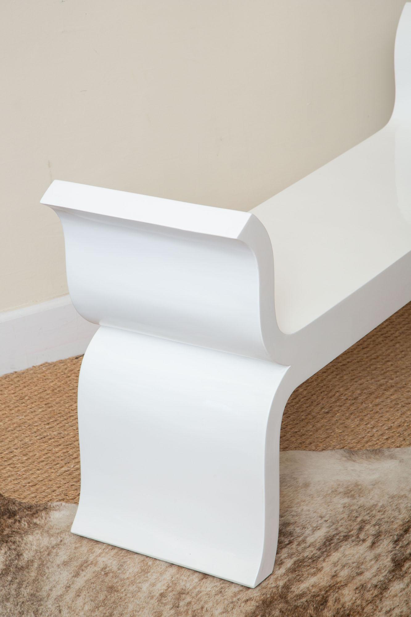 Banc courbé à volutes en laque blanche sur Wood 90's Bon état - En vente à North Miami, FL