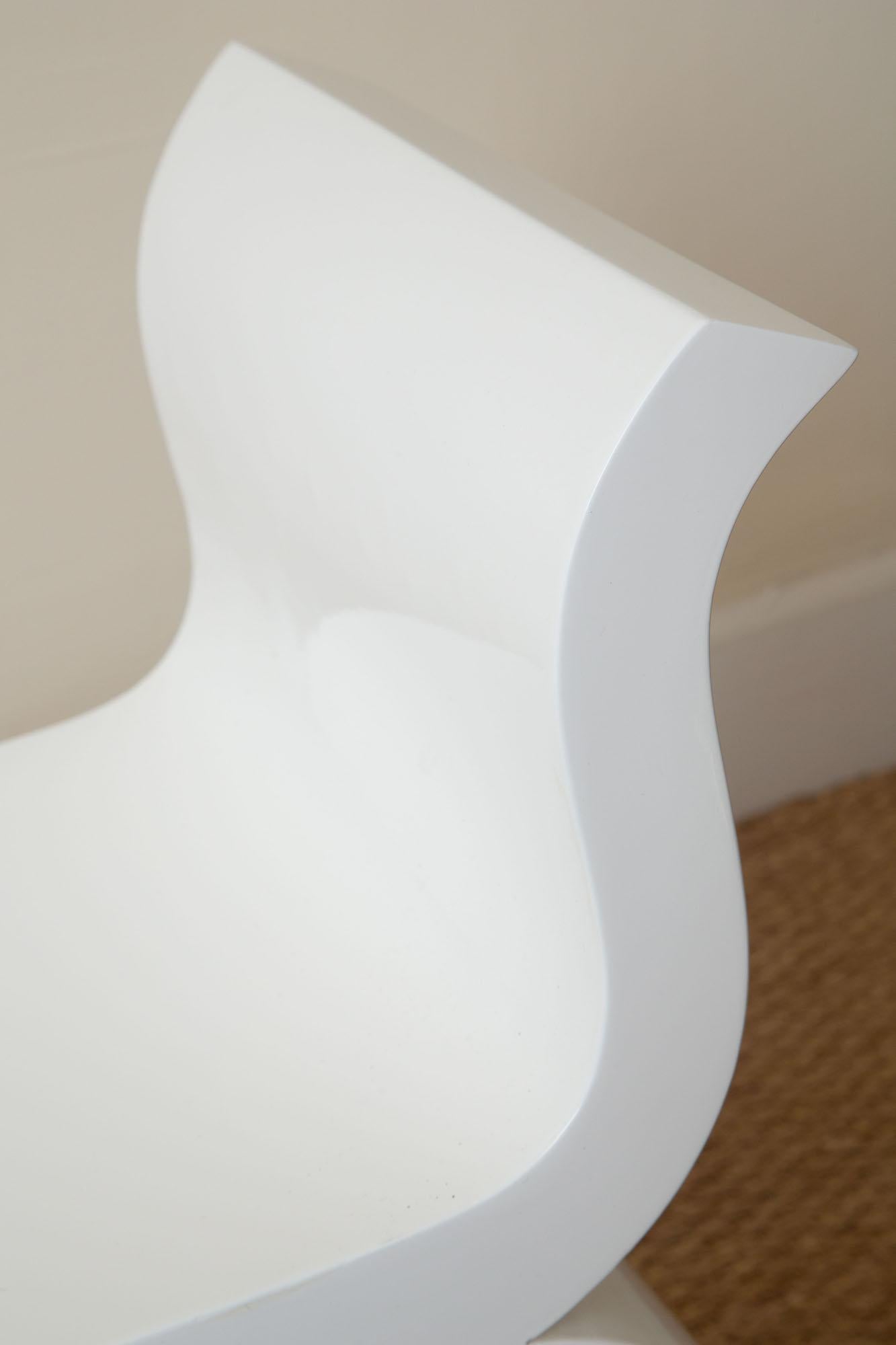 Fin du 20e siècle Banc courbé à volutes en laque blanche sur Wood 90's en vente