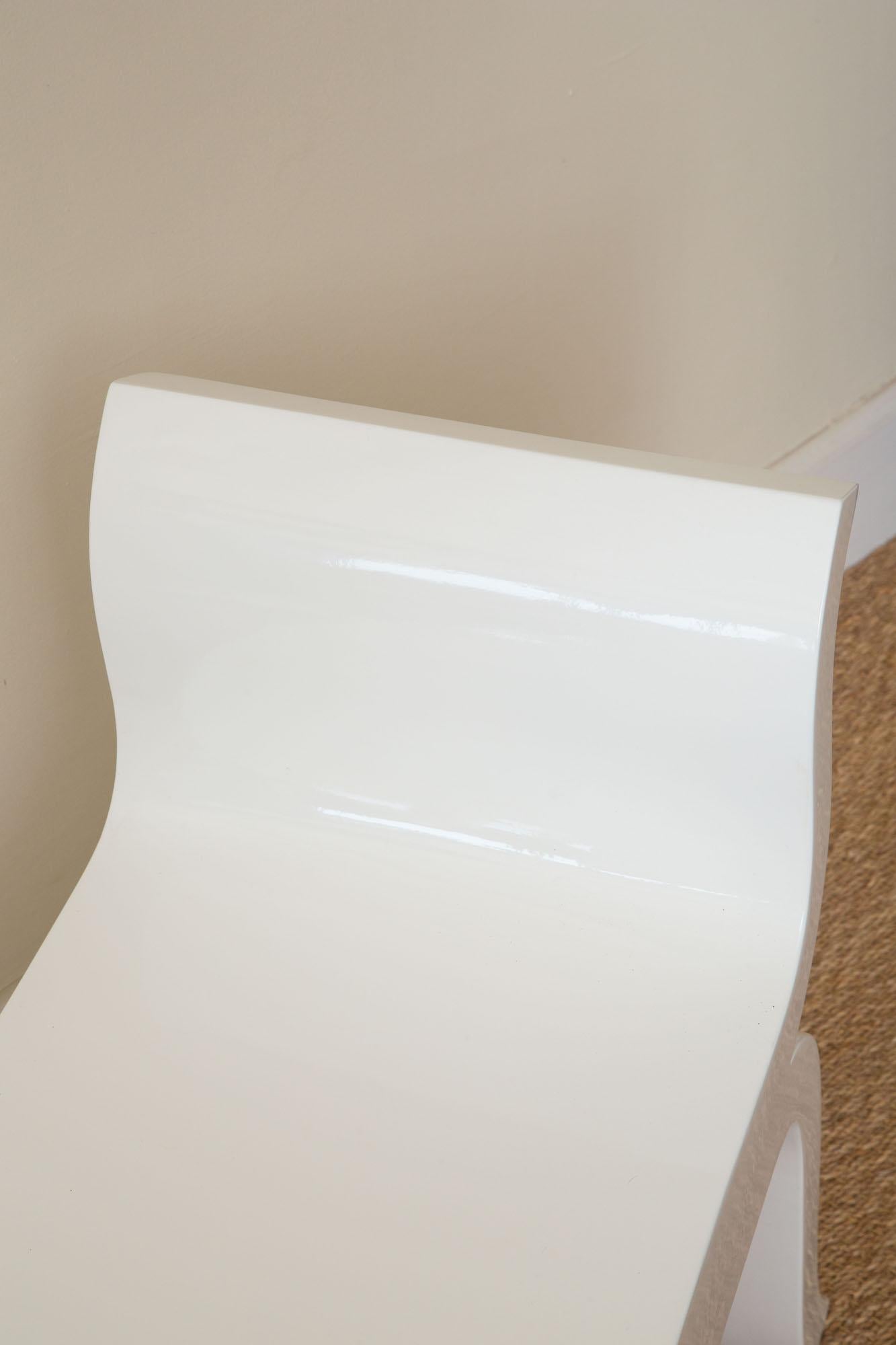 Banc courbé à volutes en laque blanche sur Wood 90's en vente 1