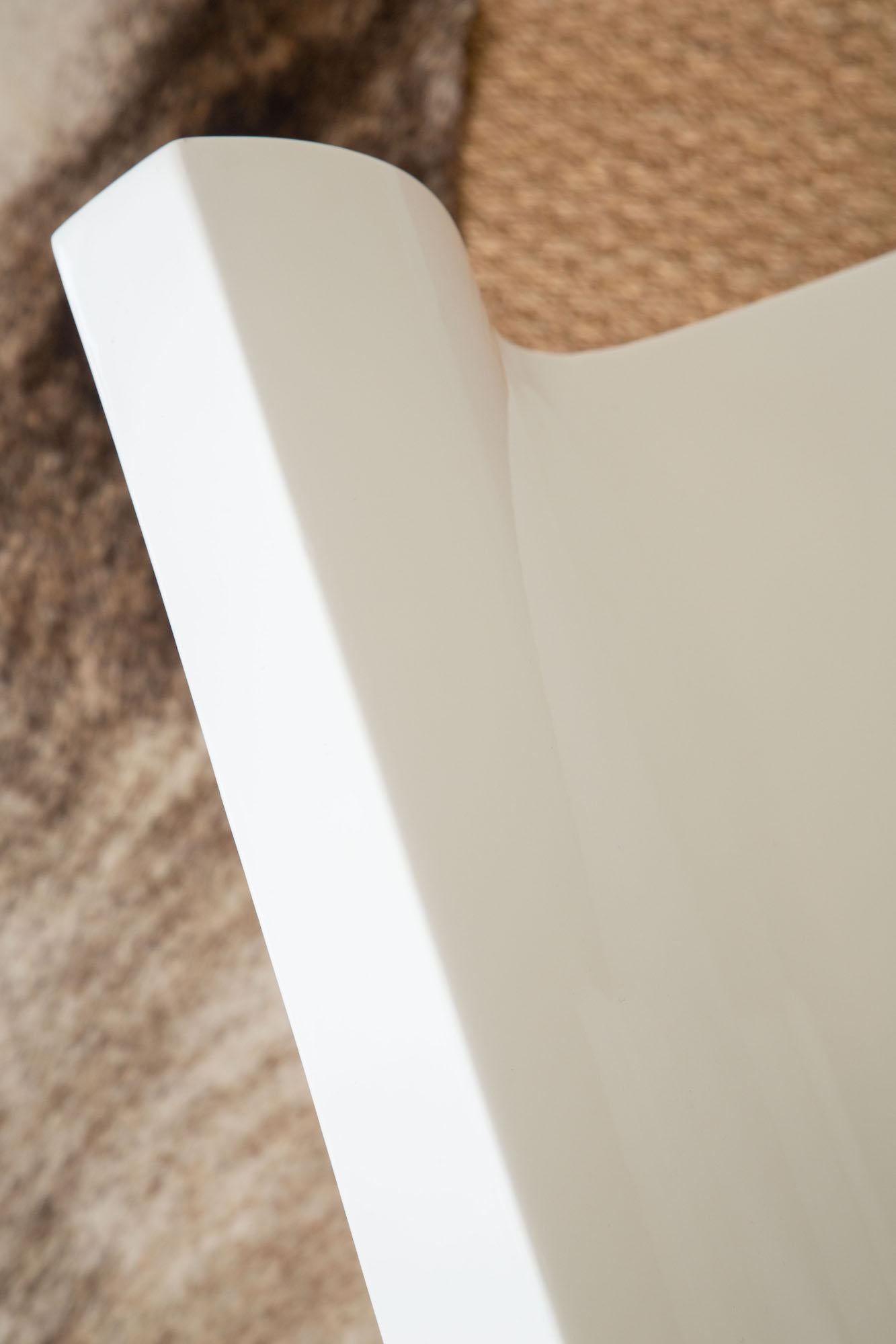 Banc courbé à volutes en laque blanche sur Wood 90's en vente 2