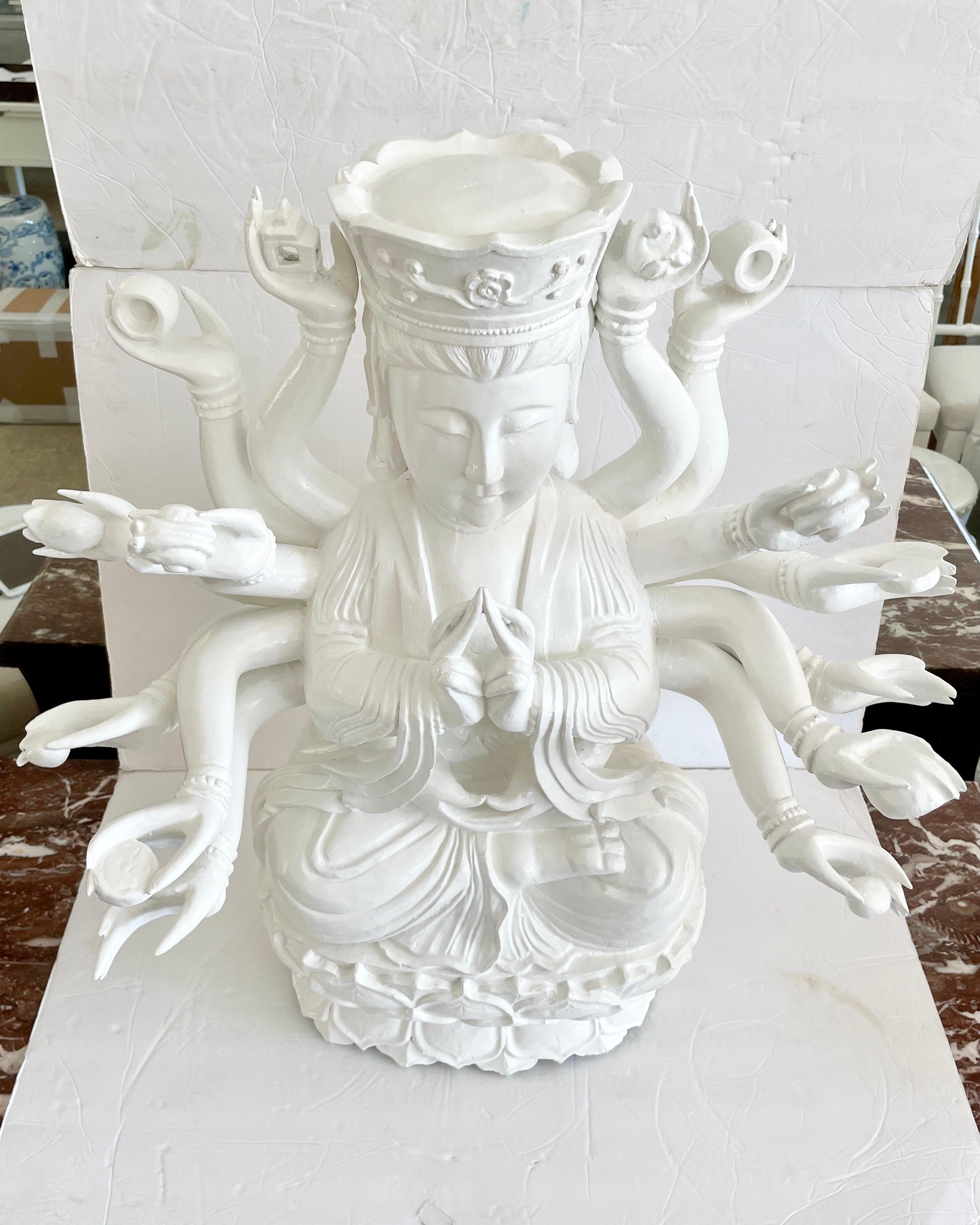 Magnifique statue en bois de la divinité tibétaine Avalokitesvara fraîchement laquée en blanc. Un excellent complément à votre décoration asiatique et à vos plateaux de table.