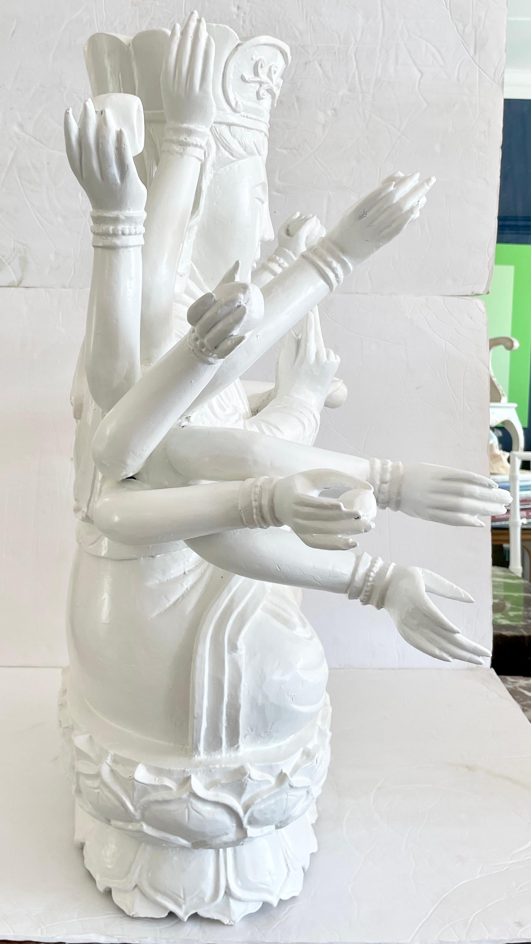 Bouddha tibétain en bois laqué blanc Bon état - En vente à Los Angeles, CA