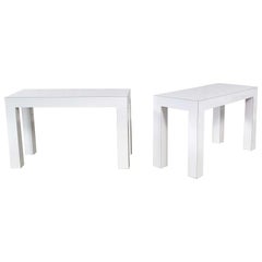 Paire de tables d'appoint ou de bout en stratifié blanc de style Parsons avec plateau en verre, une paire