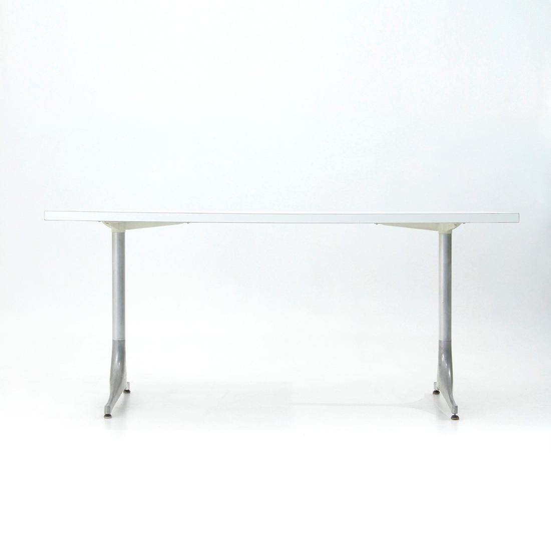 Coffee table produced in the 1950s by Herman Miller designed by George Nelson.
Wooden top, veneered in white laminate.
Aluminum legs with height-adjustable feet.
Good general conditions, some signs due to normal use over time.

Dimensions: