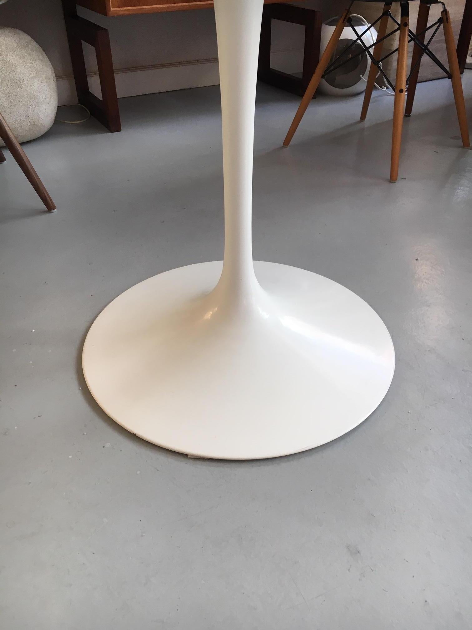 Eero Saarinen white laminate Tulip Dining Table by Knoll Switzerland. ca. 1970. In Good Condition For Sale In Geneva, CH