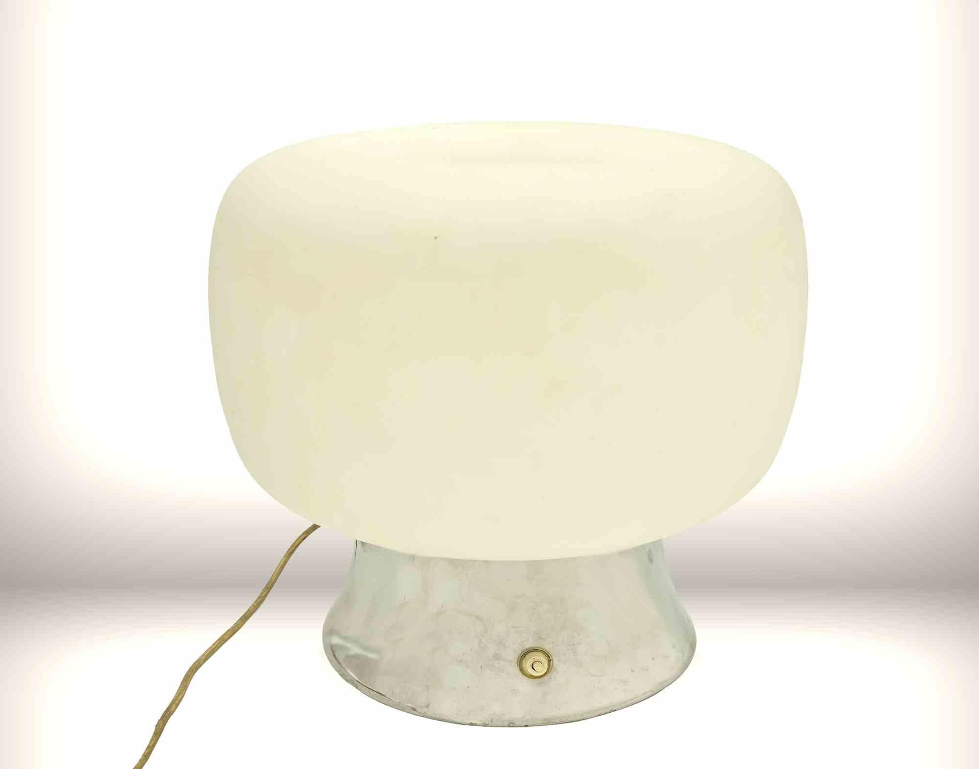 Lampe originale de l'ère spatiale, datant des années 1970. 

Lampe de travail avec base en étain et tête en verre.

Mesures : 36x35 cm.


