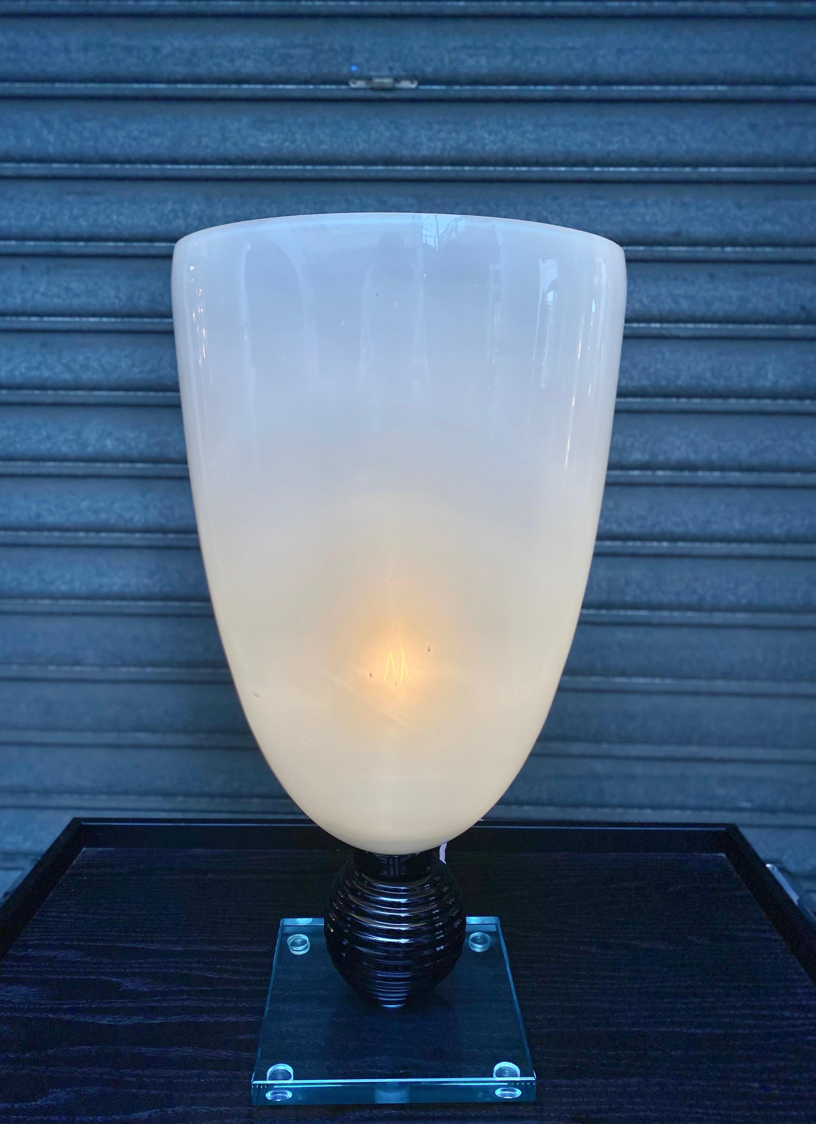 Fin du 20e siècle Lampe blanche en verre de Murano en vente