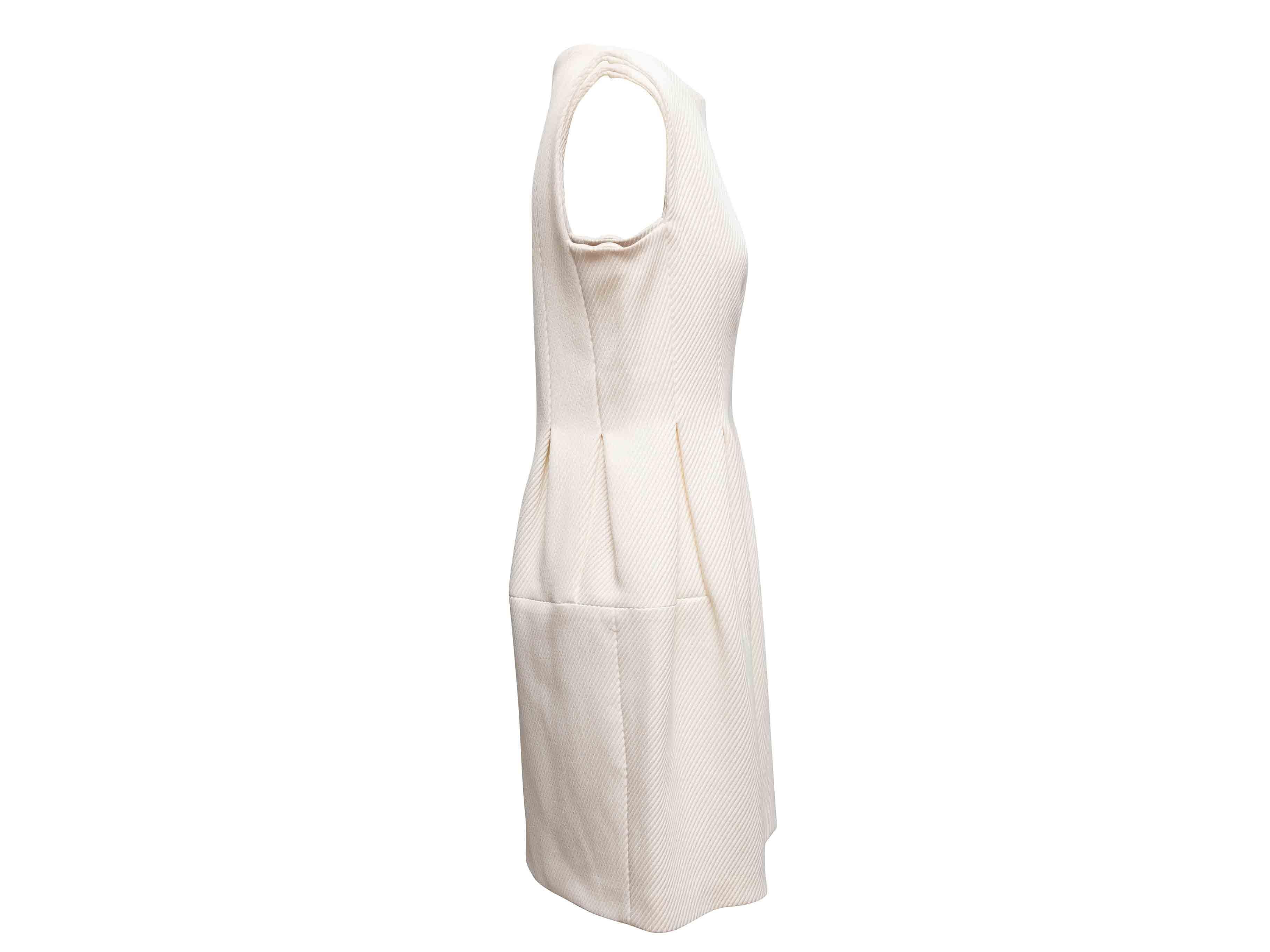 Mini robe sans manches blanche de Lanvin. Décolleté bateau. Plis à la taille. Fermeture à glissière au dos. Buste de 35,5