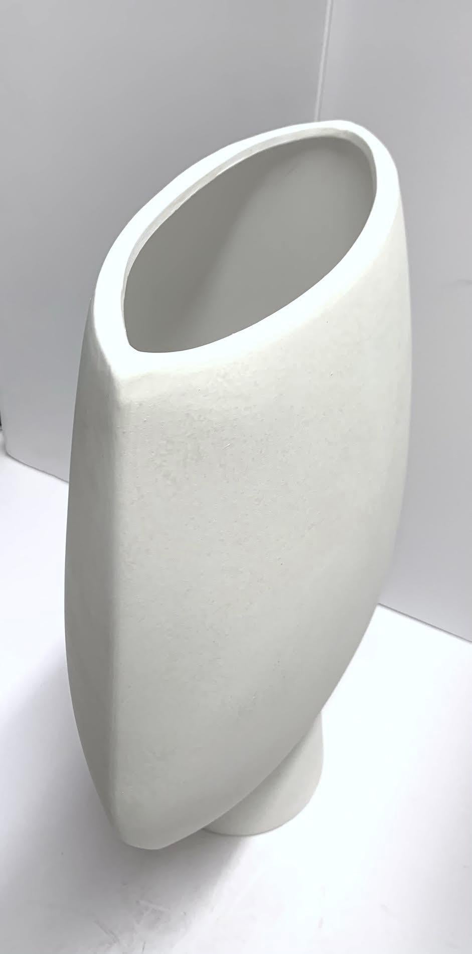 Große pfeilförmige Vase in dänischem Design.
Die Farbe ist weiß.
Teil einer großen Sammlung von Vasen mit dänischem Design.