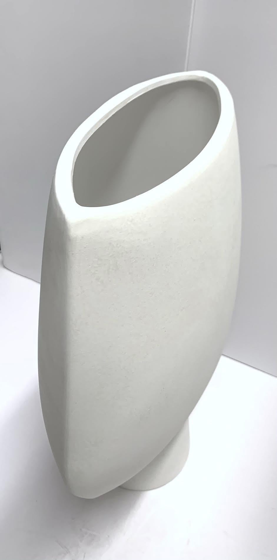 Vaso grande a forma di freccia dal design danese contemporaneo.
Colore bianco.
Fa parte di un'ampia collezione di vasi dal design danese.