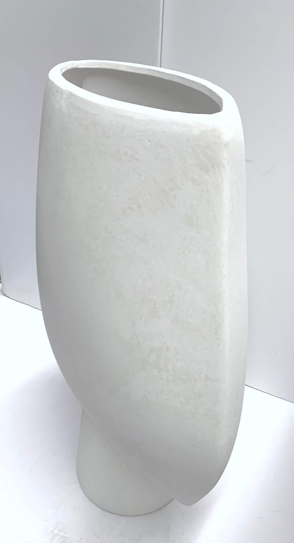 Cinese Vaso bianco grande a forma di freccia dal design danese, Cina, contemporaneo in vendita