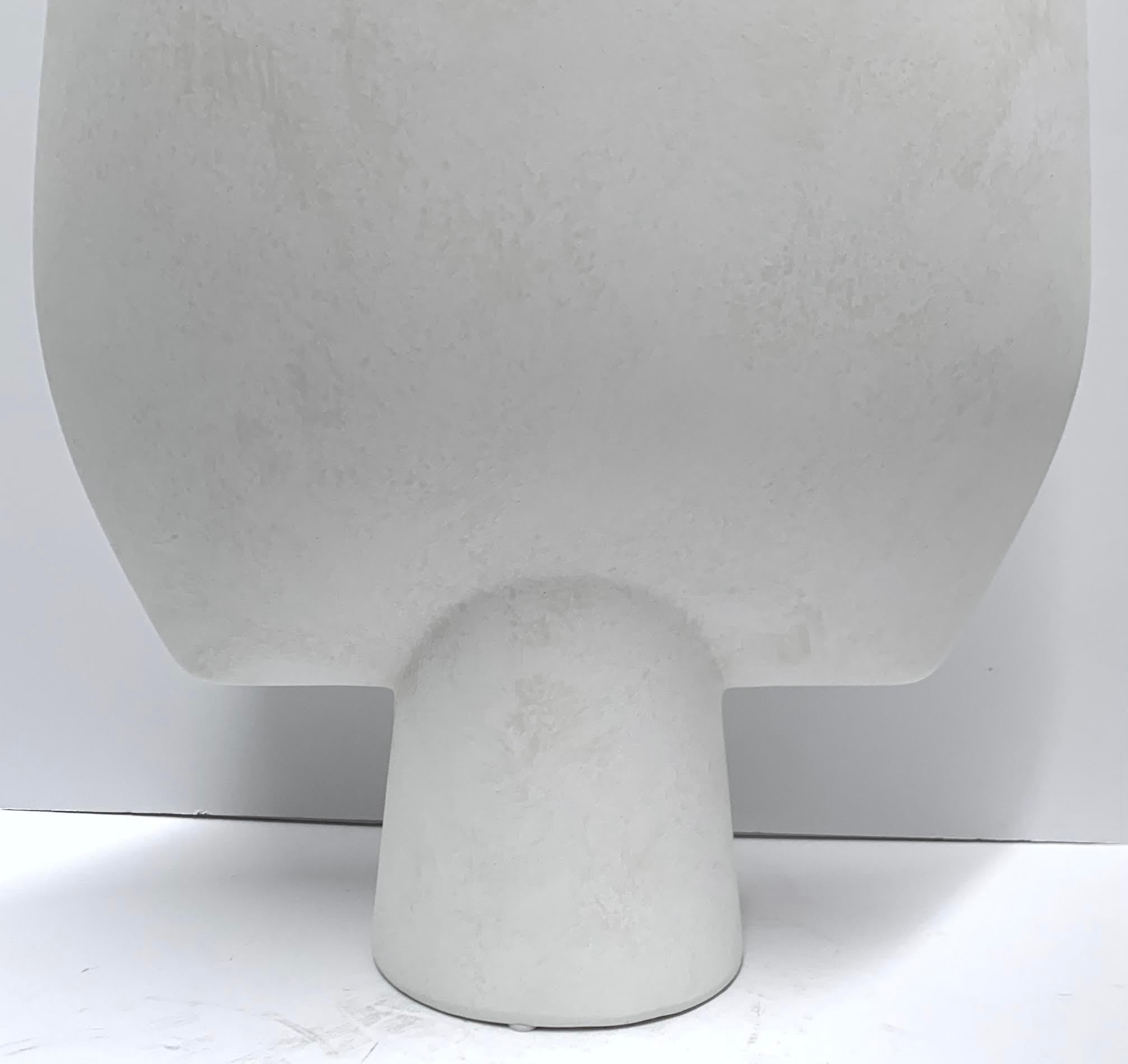 Große weiße Vase in Pfeilform im dänischen Design, China, zeitgenössisch im Zustand „Neu“ im Angebot in New York, NY