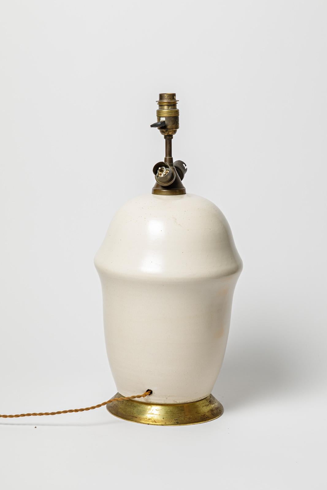 Mid-Century Modern Grande lampe de table Art déco en céramique blanche du XXe siècle, circa 1930, style Jean Besnard en vente
