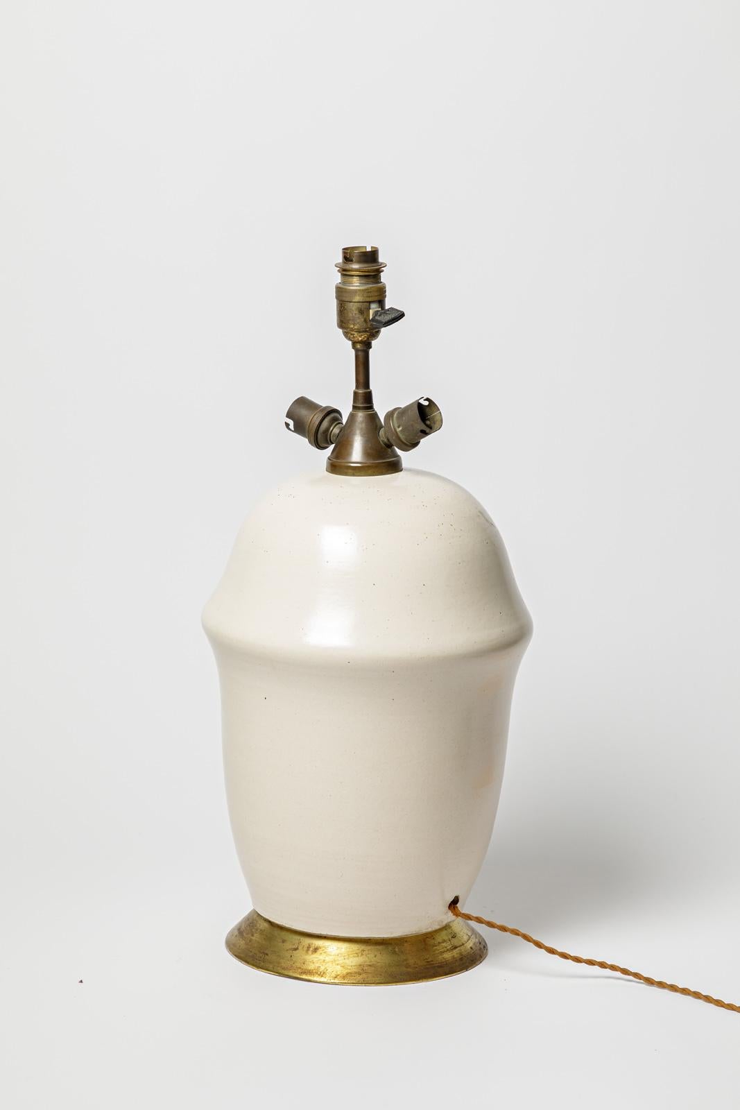 Français Grande lampe de table Art déco en céramique blanche du XXe siècle, circa 1930, style Jean Besnard en vente