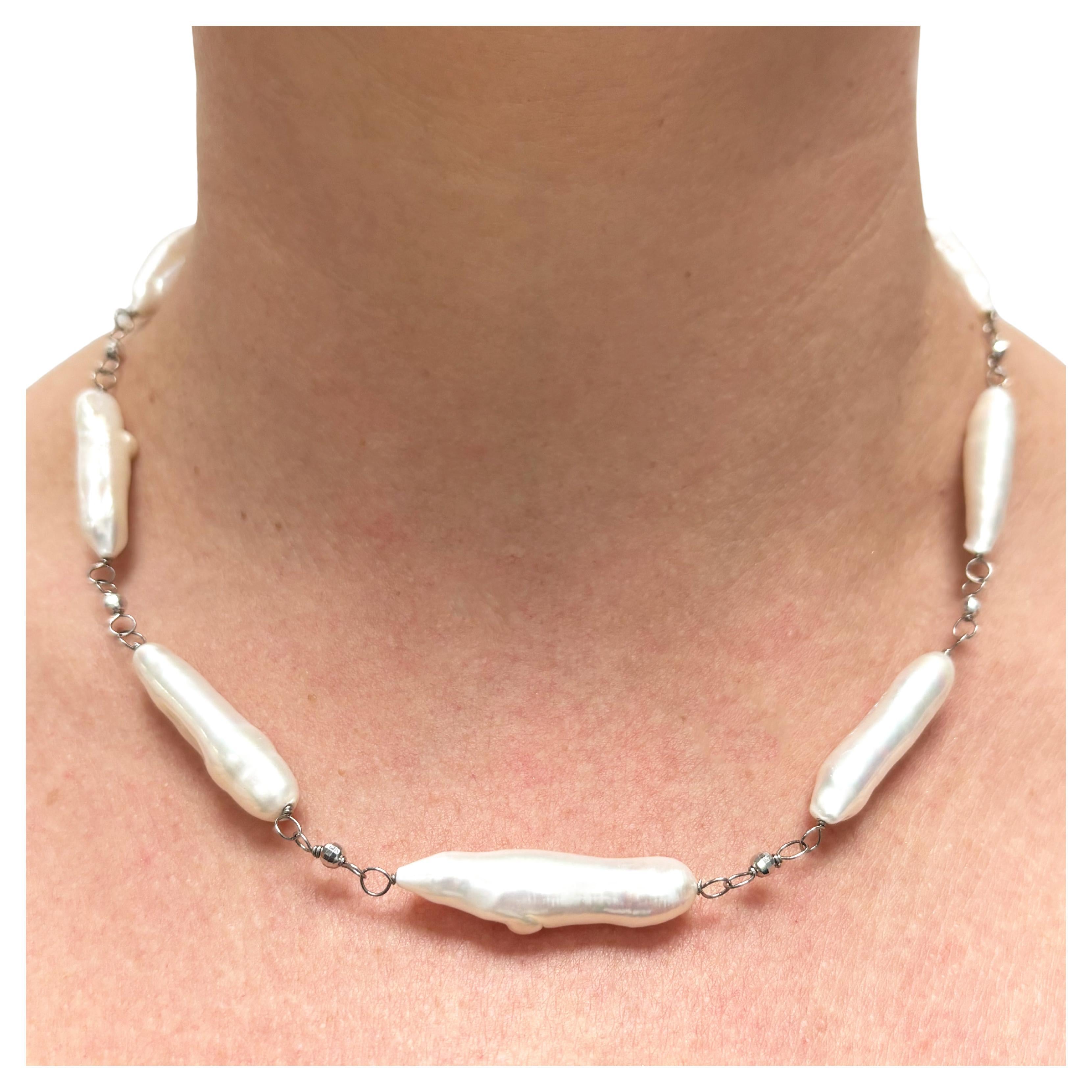 Description
Rares et organiquement sculptées, ces grandes perles d'eau douce Biwa lumineuses sont élégamment rehaussées de perles d'or blanc 14k facettées, créant une fusion harmonieuse entre l'art de la nature et la brillance raffinée. Article #