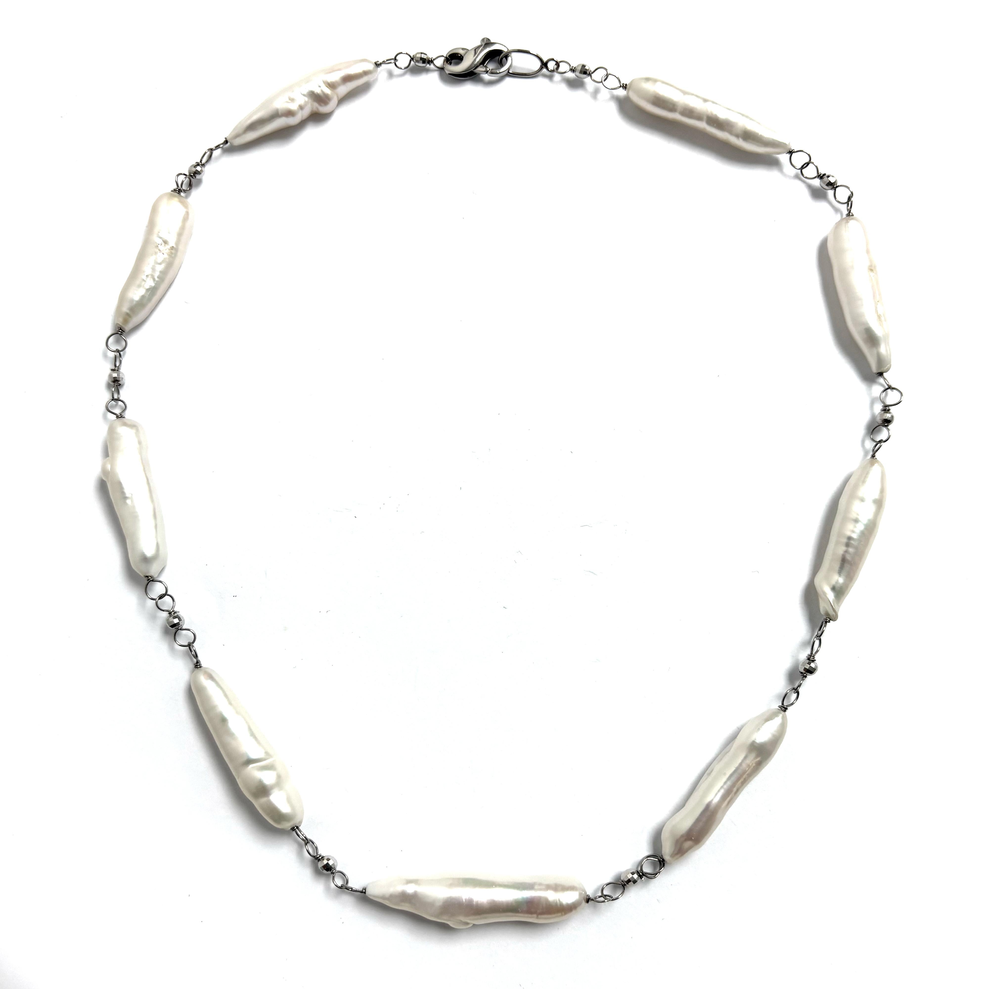 Artisan Collier de grosses perles bâtonnets Biwa blanches Paradizia en vente